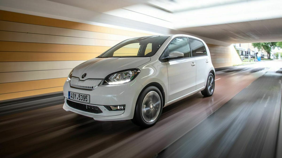 Skoda Citigo in der Ansicht von vorne-links, eine Unterführung durchfahrend