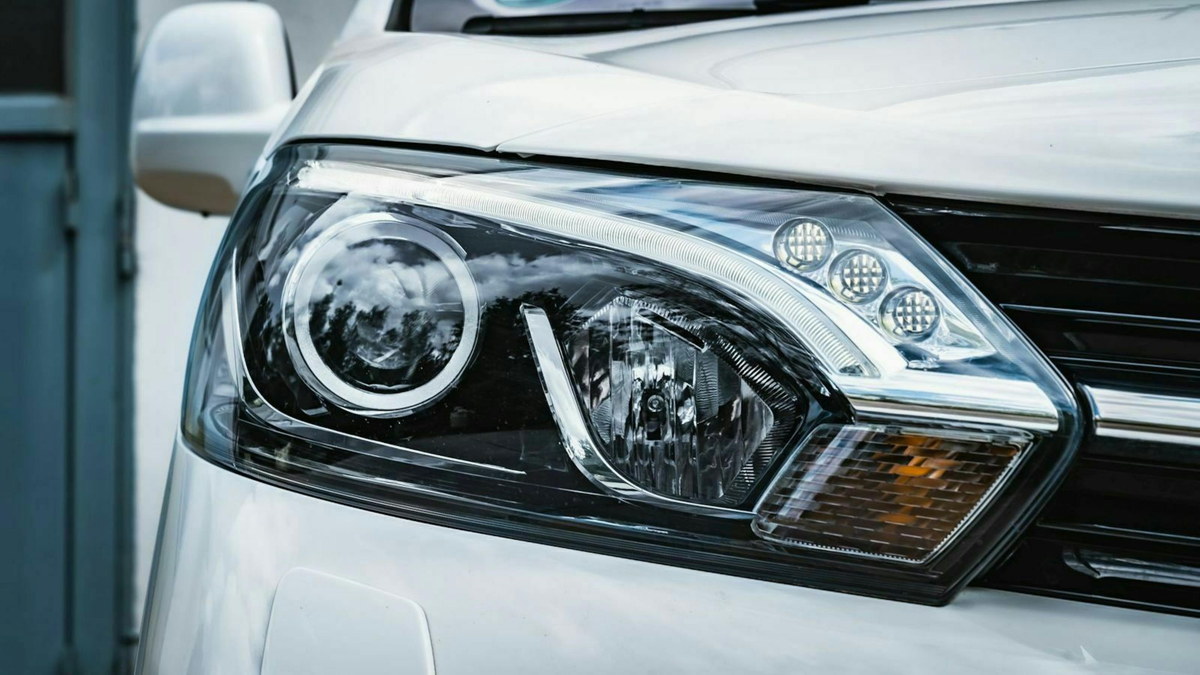 Zu sehen ist der rechte Scheinwerfer des Toyota ProAce Verso