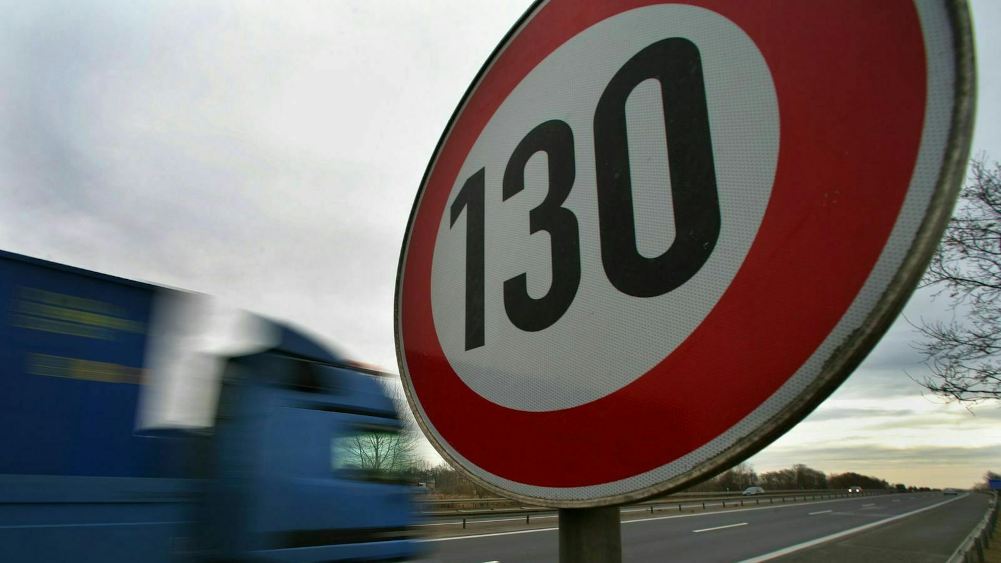 130 Tempolimit Schild an der Autobahn