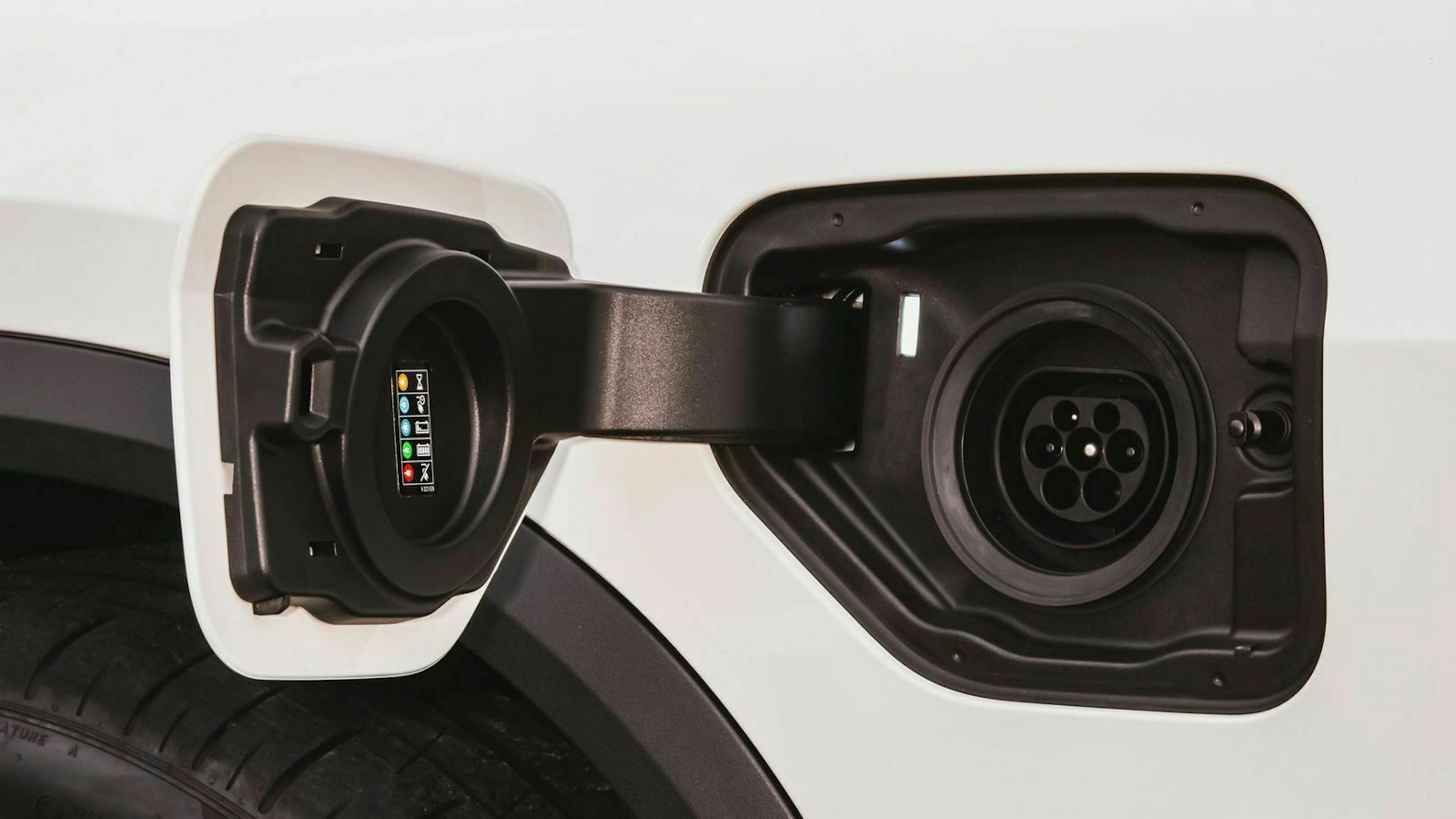 Zu sehen ist der Plug-In-Port des BMW X5