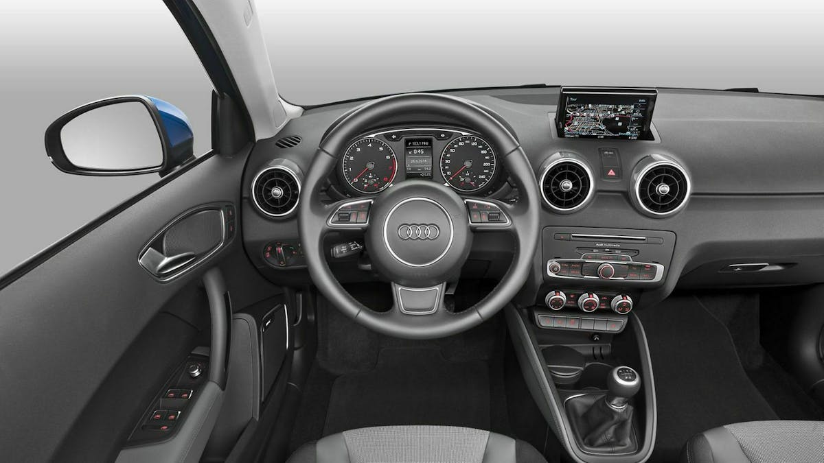 Zu sehen ist das Cockpit des Audi A1 Sporback