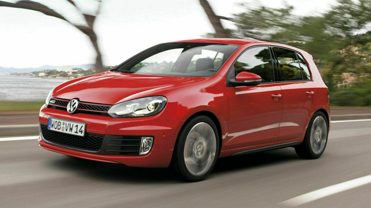 Der VW Golf 6 in seitlicher Frontansicht fahrend