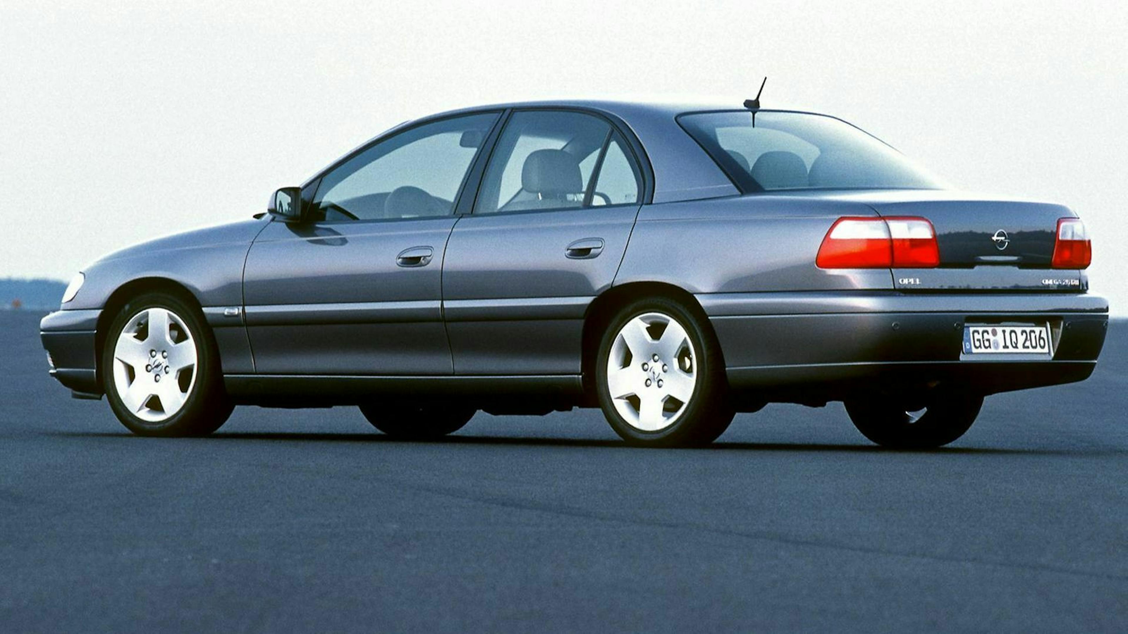 Opel Omega B in der Seitenansicht, stehend