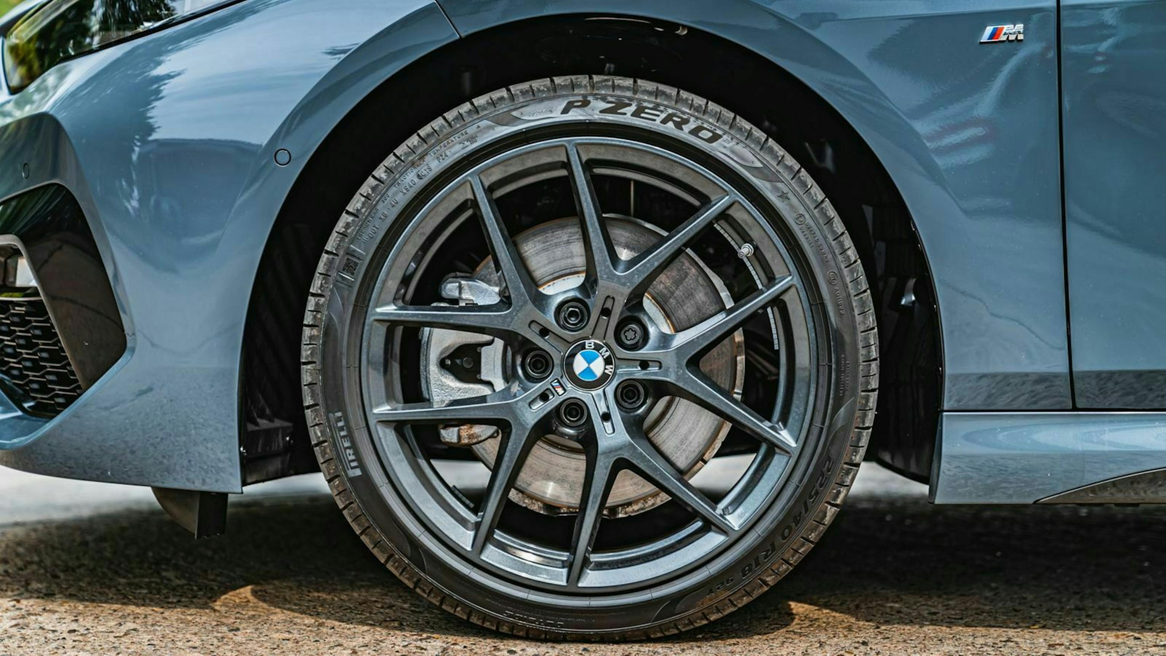 Blick auf Vorderreifen des BMW 2er