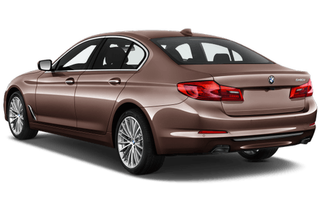 Brauner BMW 5er Limousine von hinten, geparkt, mit eleganten Linien und roten Rücklichtern, gebaut für Stil und Leistung.