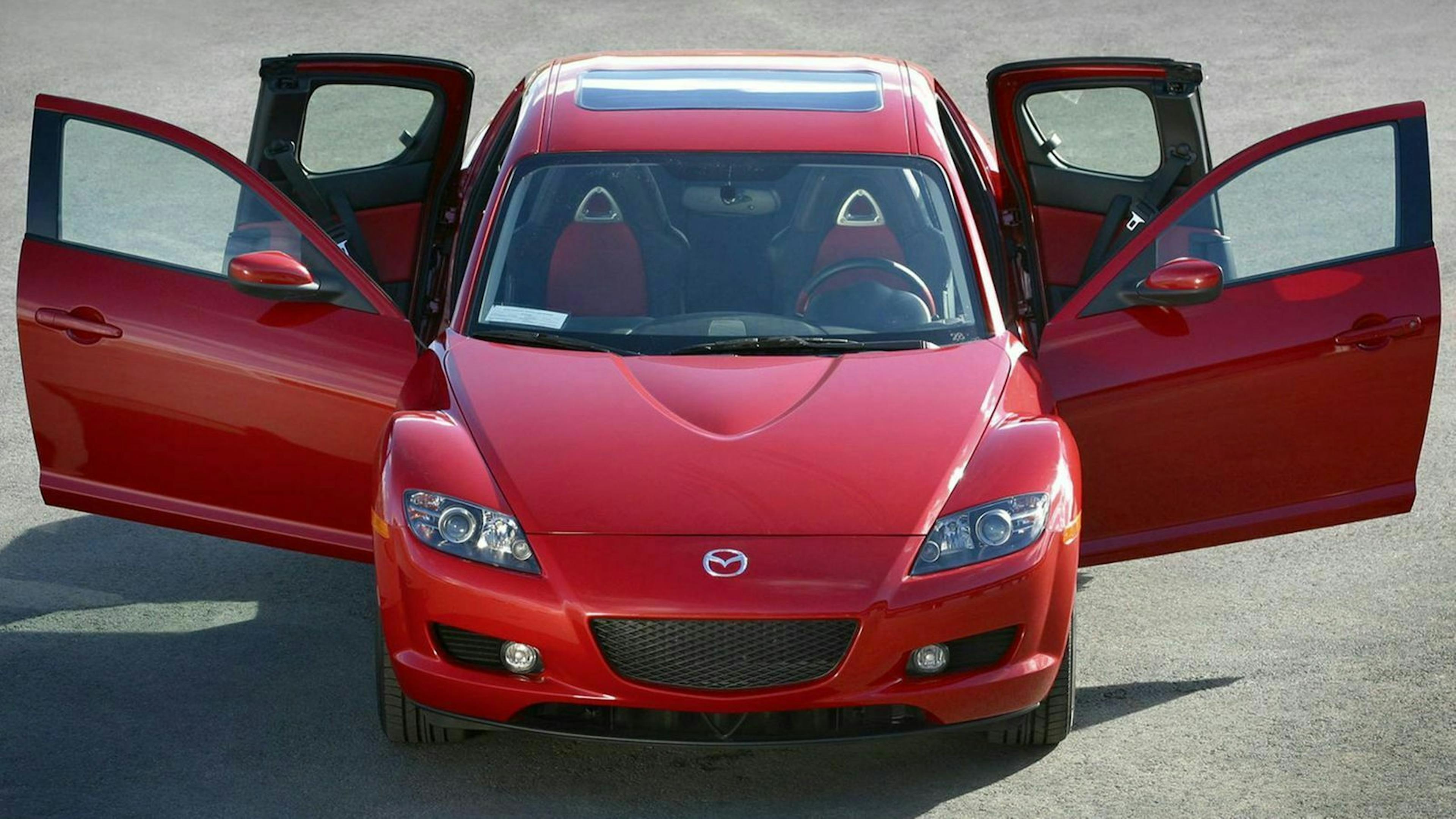Mazda RX-8 in Frontansicht mit offenen Türen