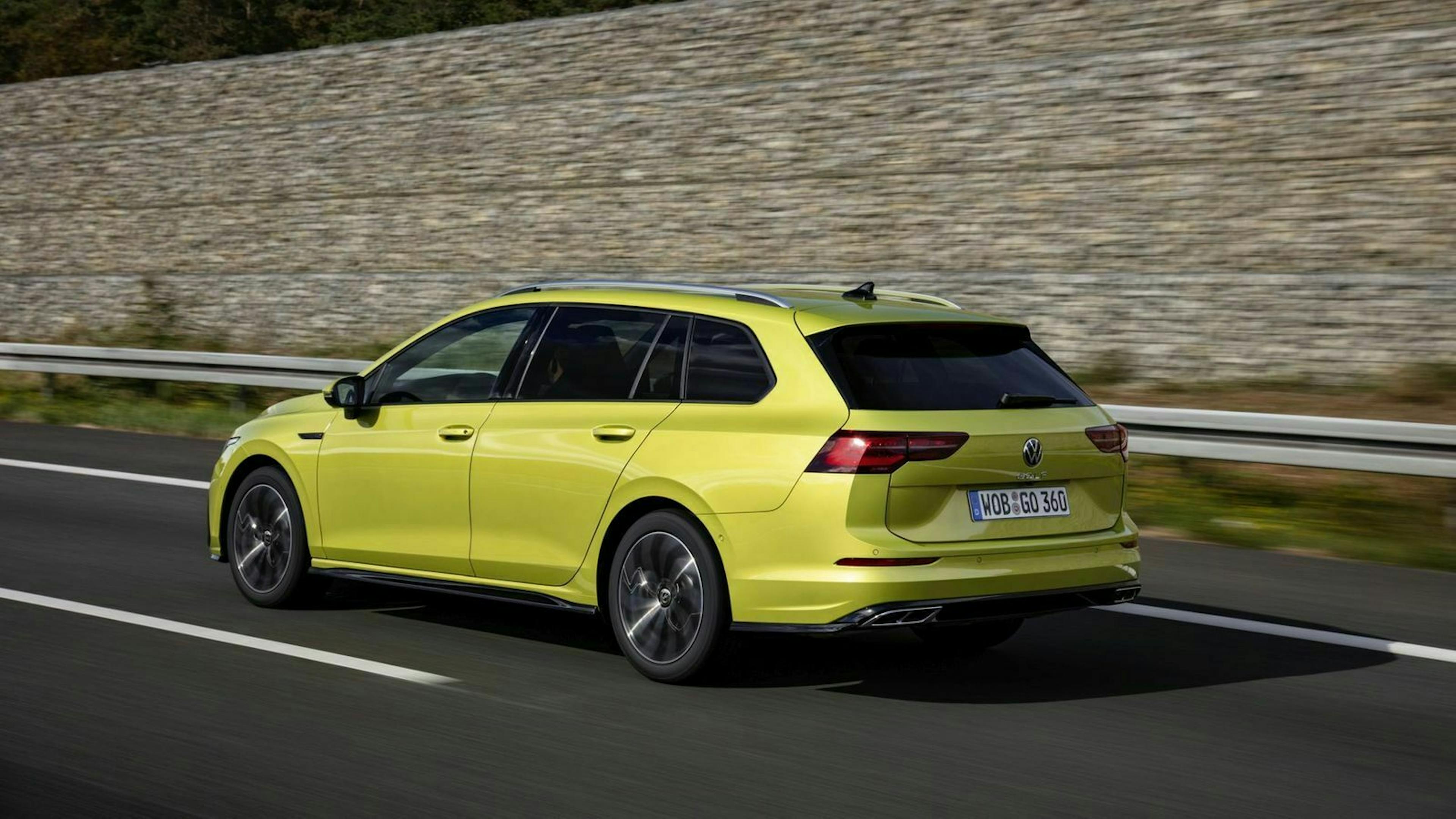 Zu sehen ist der VW Golf 8 Variant von hinten