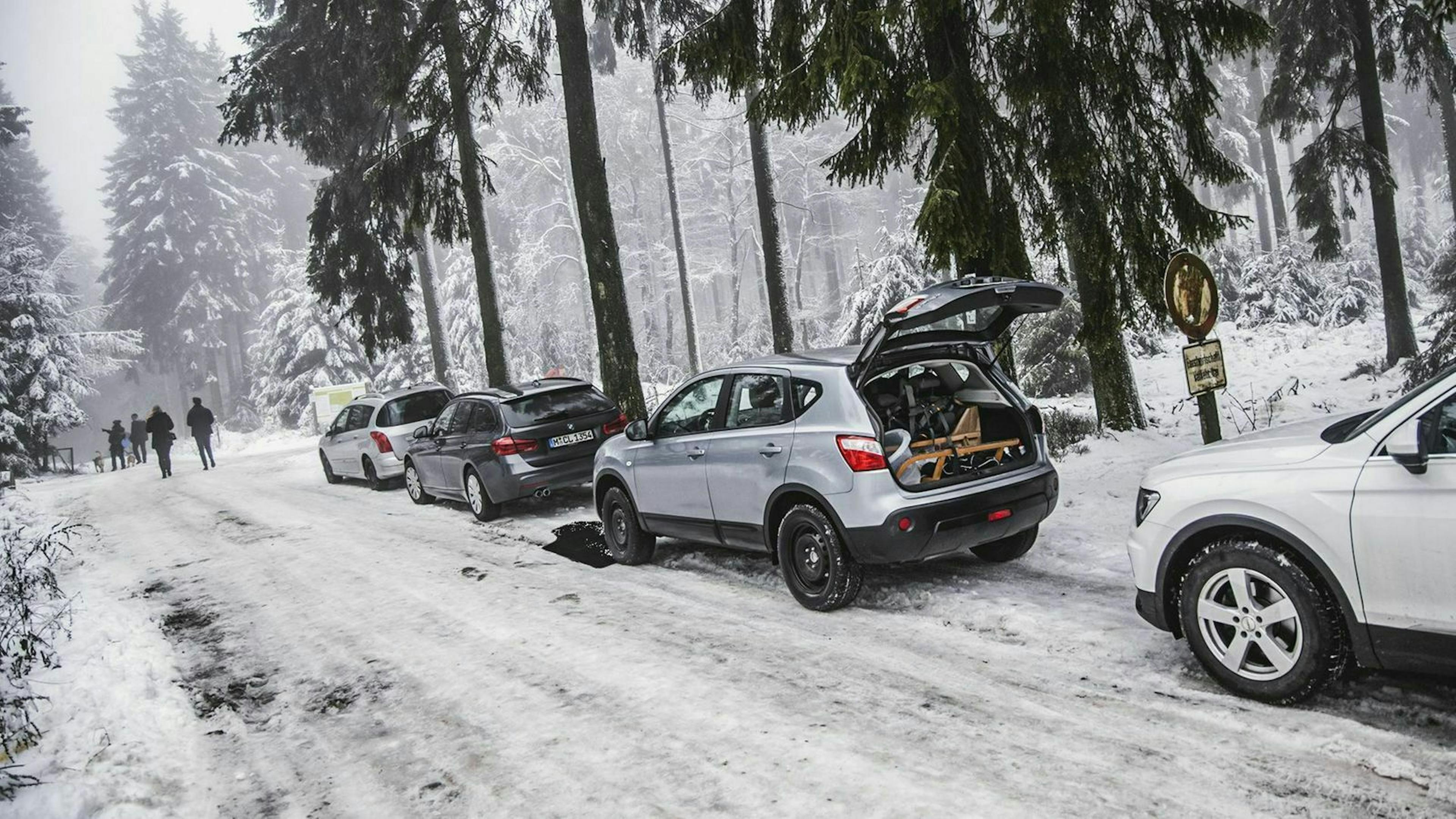 Ein Qashqai in Heckansicht mit offenen Kofferraum