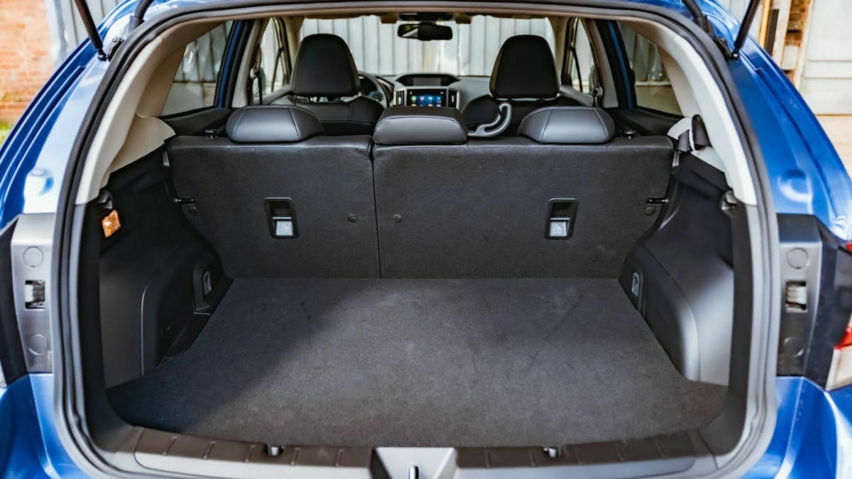 Zu sehen ist der Kofferraum des Subaru Impreza E-Boxer Hybrid