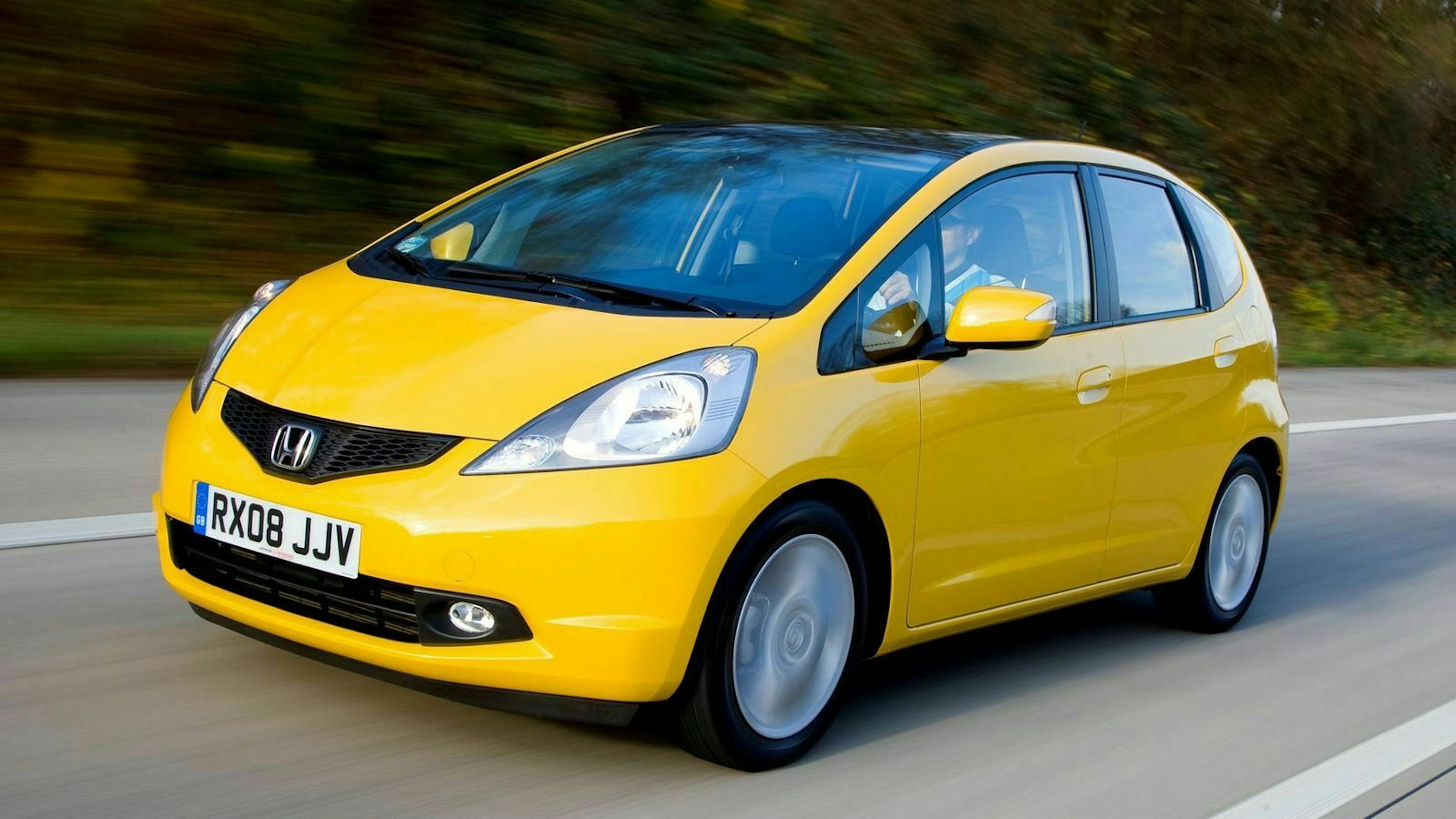 Der Honda Jazz in seitlicher Frontansicht fahrend