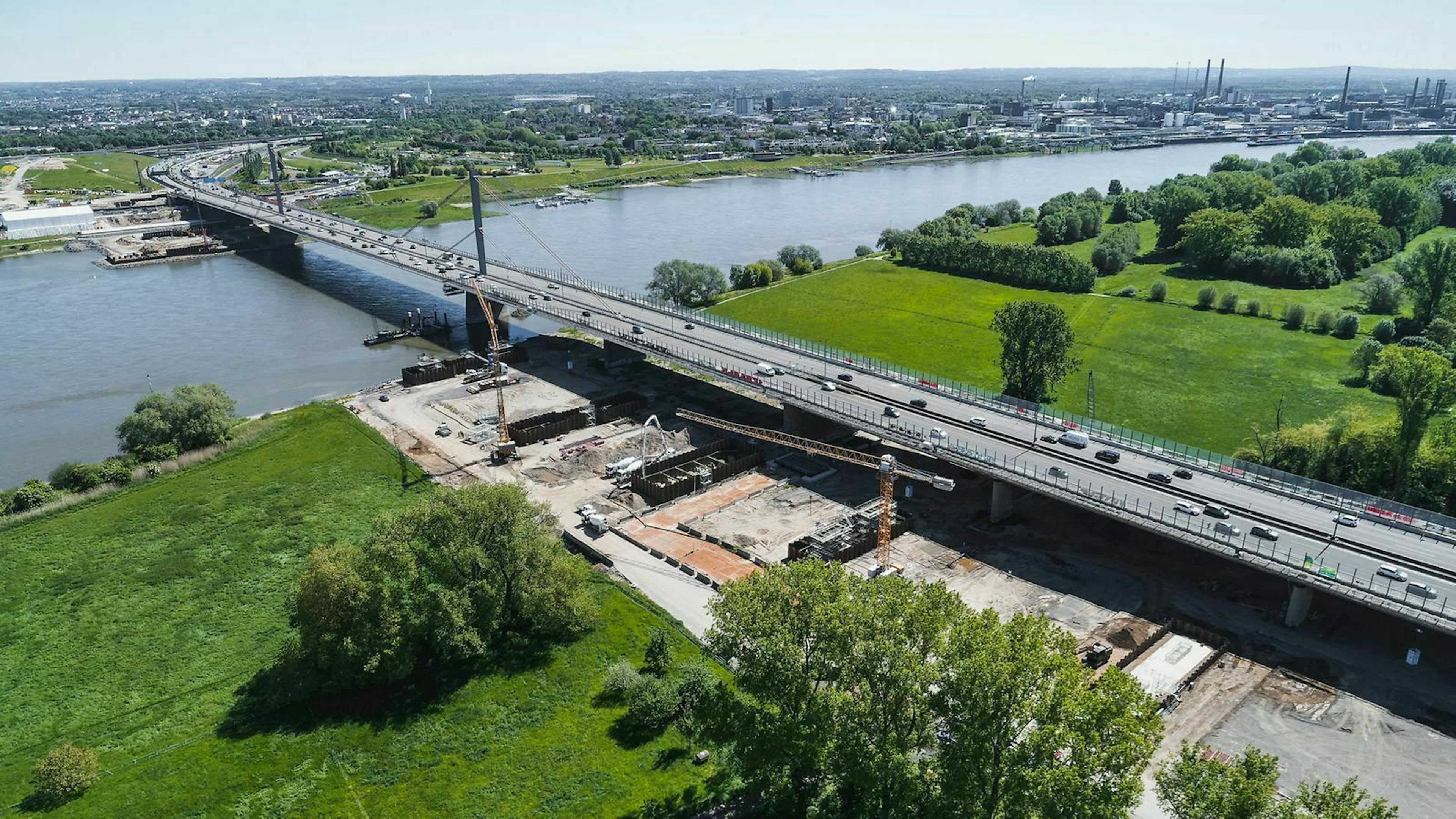 Die A1 ist die drittlängste Autobahn Deutschlands. Hier führt sie bei Leverkusen über den Rhein.