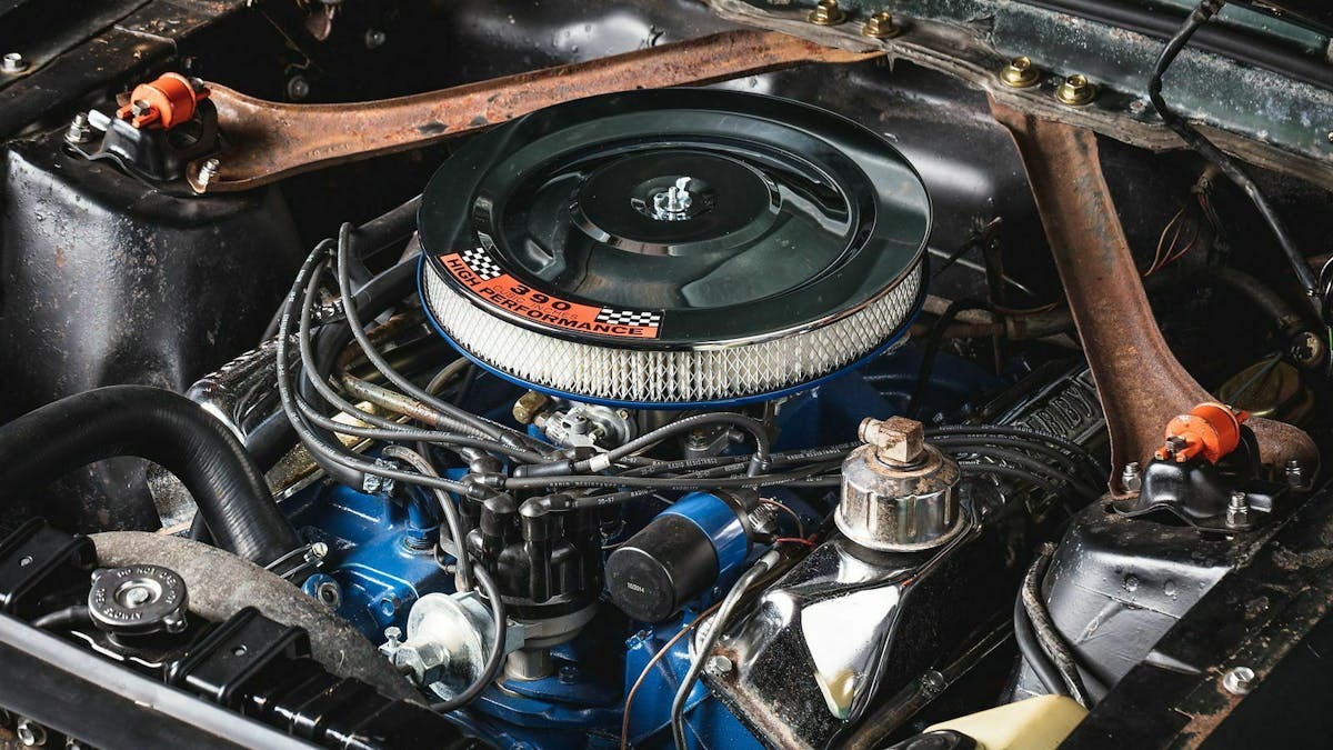 Zu sehen ist der Motor des Ford Mustang Bullitt von 1968