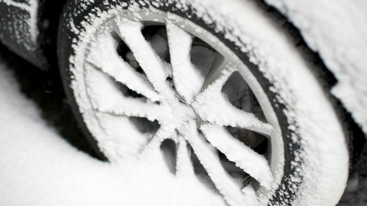 Ansicht eines schneebedeckten Reifen
