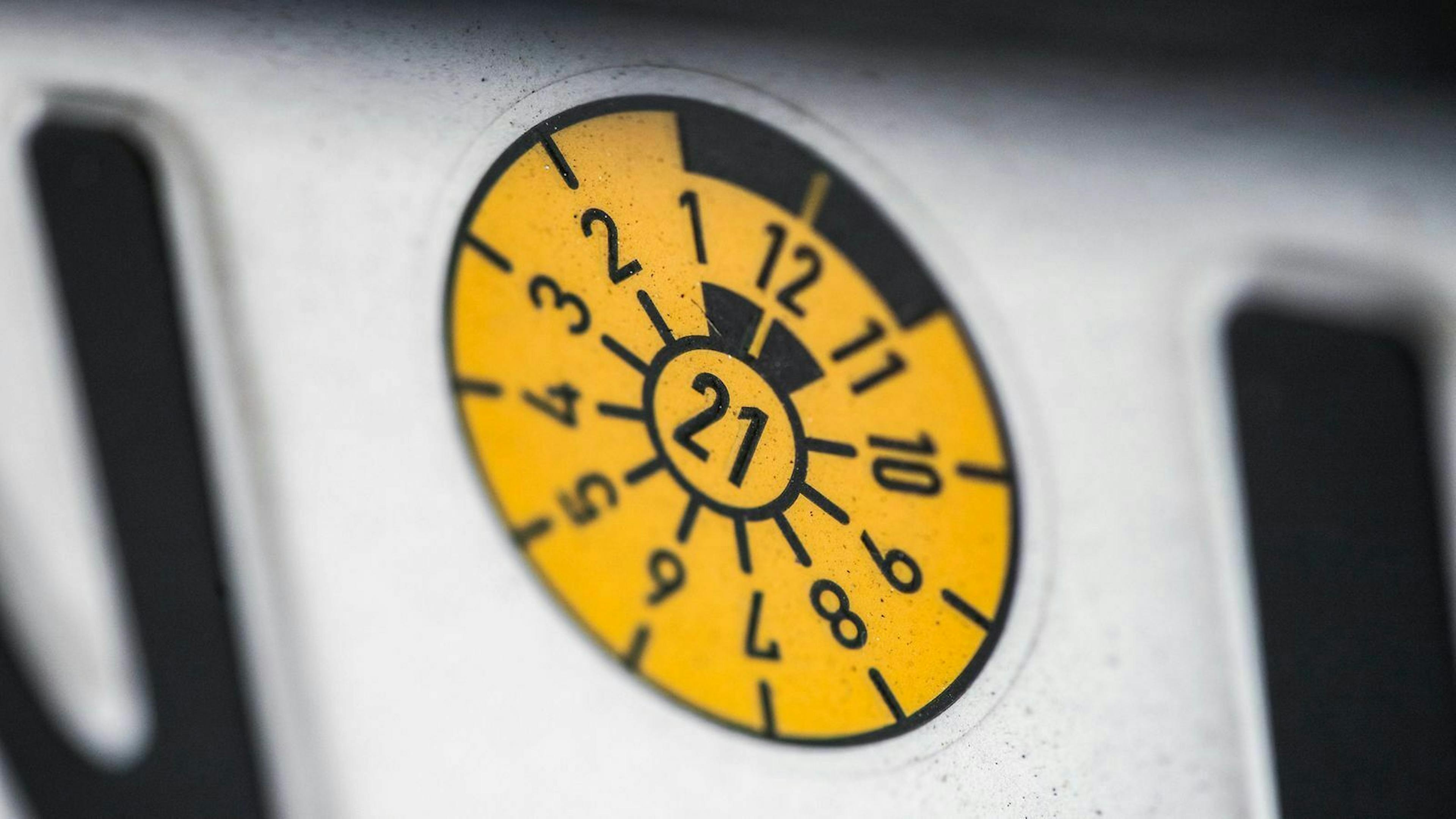 An der Prüfplakette kannst du ablesen, wann du zur nächsten HU musst.