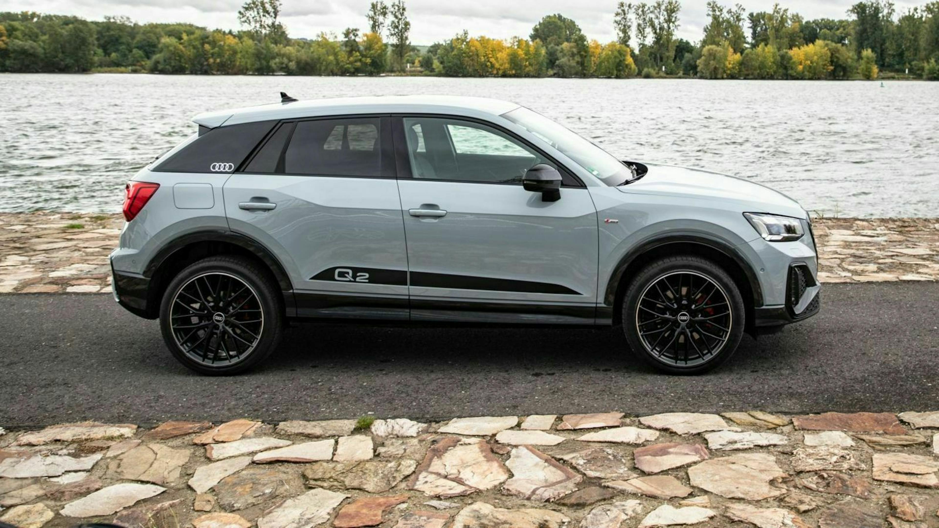 Zu sehen ist der geliftete Audi Q2 in seitlicher Position