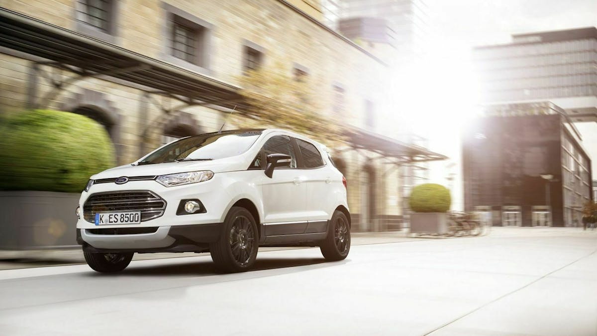 Weißer Ecosport fahrend im urbanen Umfeld