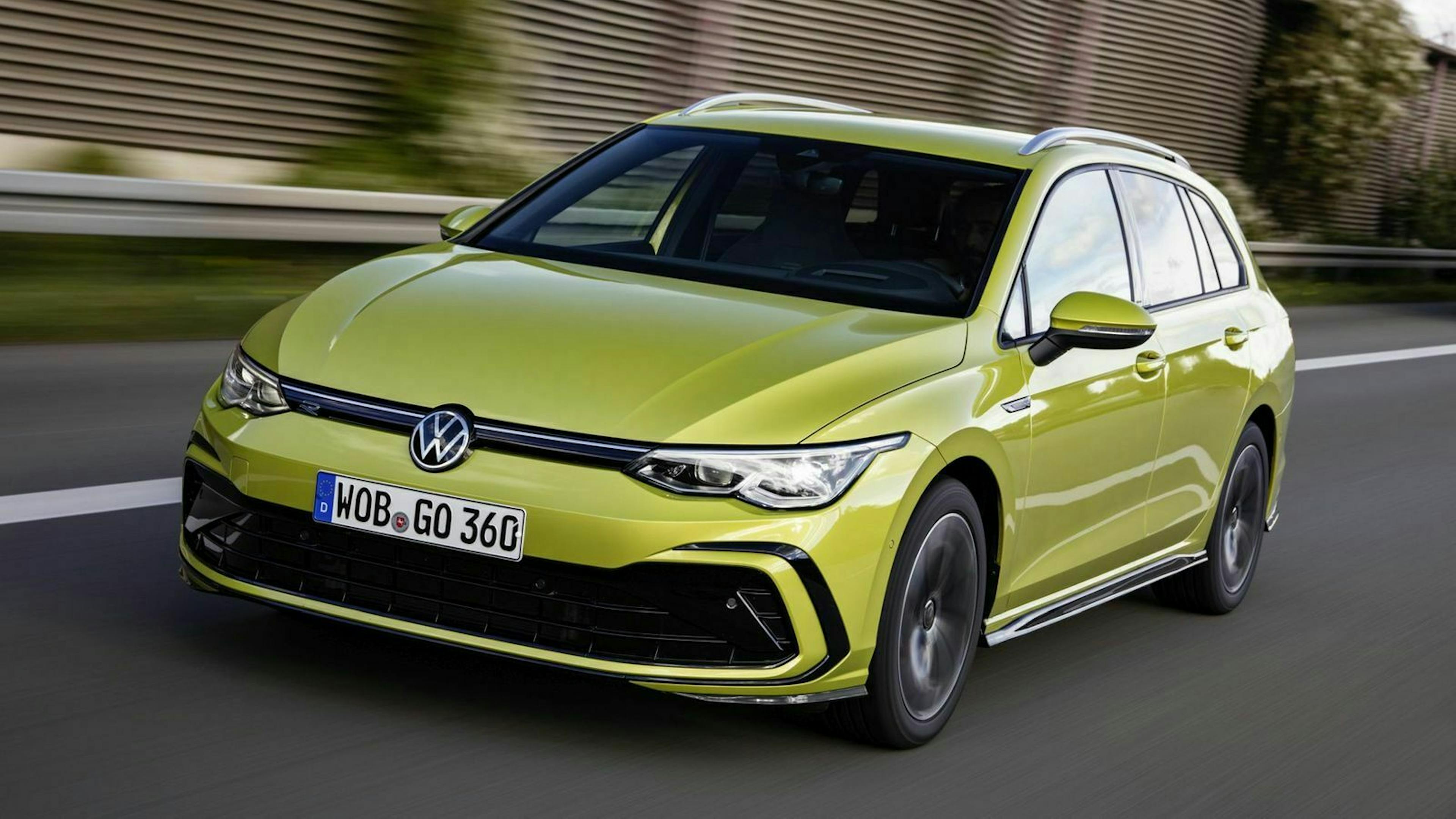 Zu sehen ist der VW Golf 8 Variant von vorne