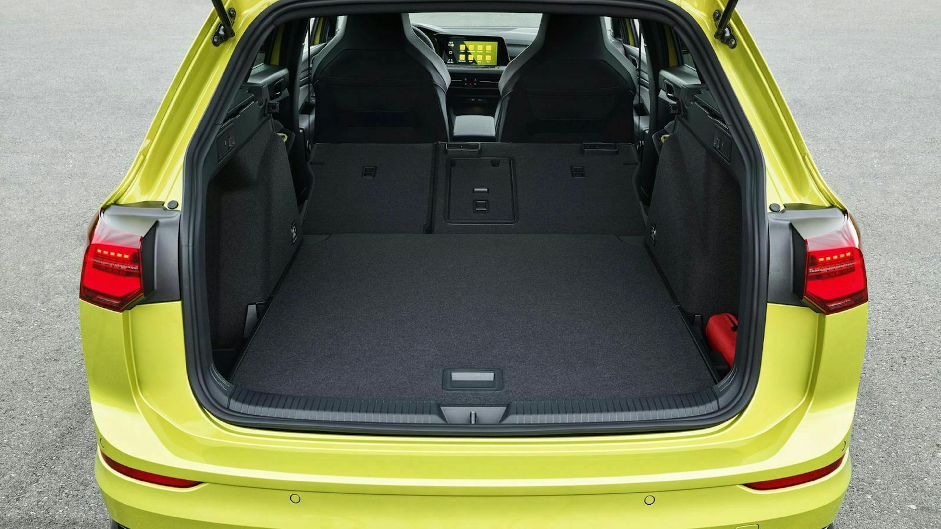 Zu sehen ist der Kofferraum des VW Golf 8 Variant 