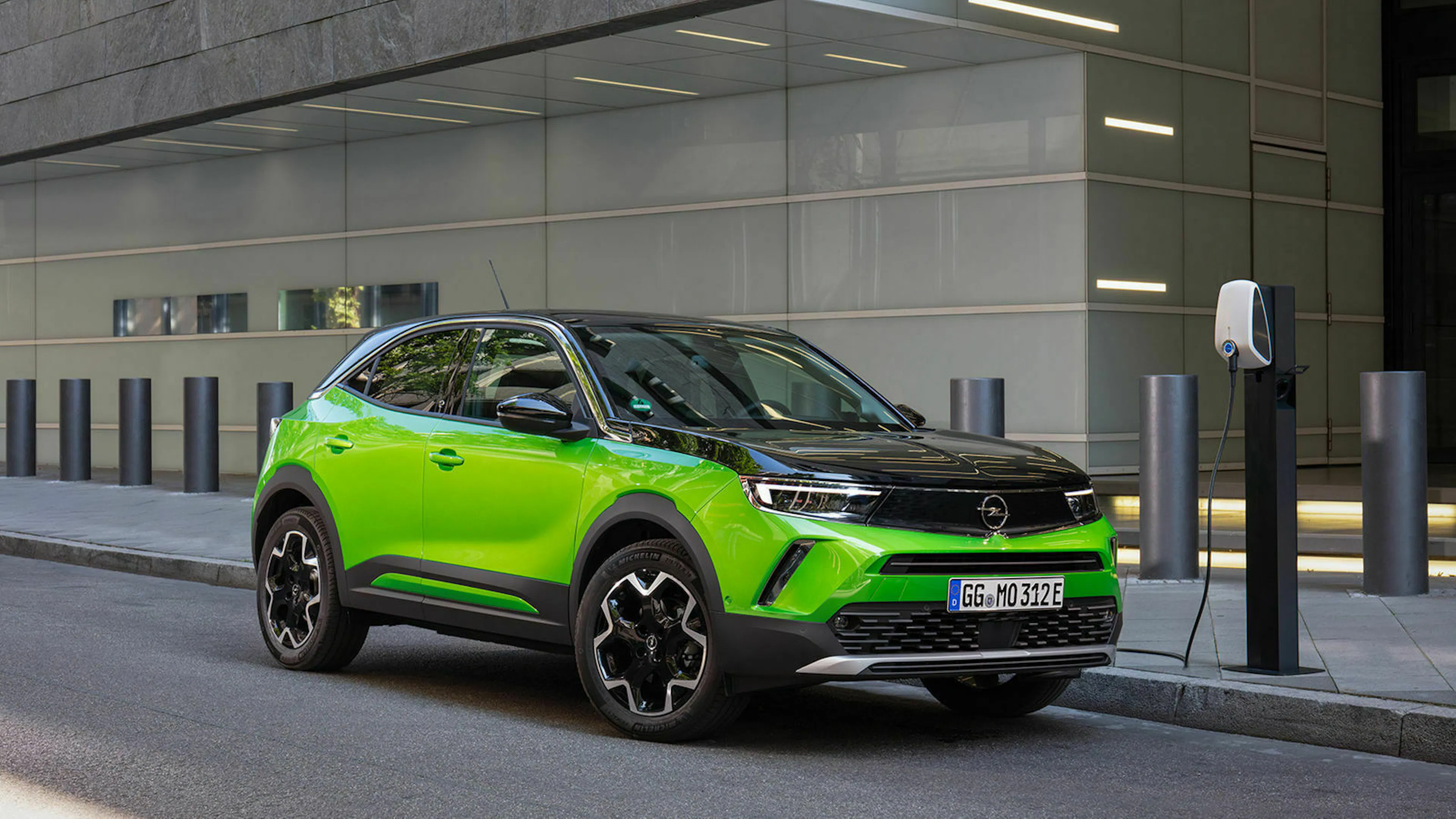 Opel Mokka Frontansicht an Ladesäule