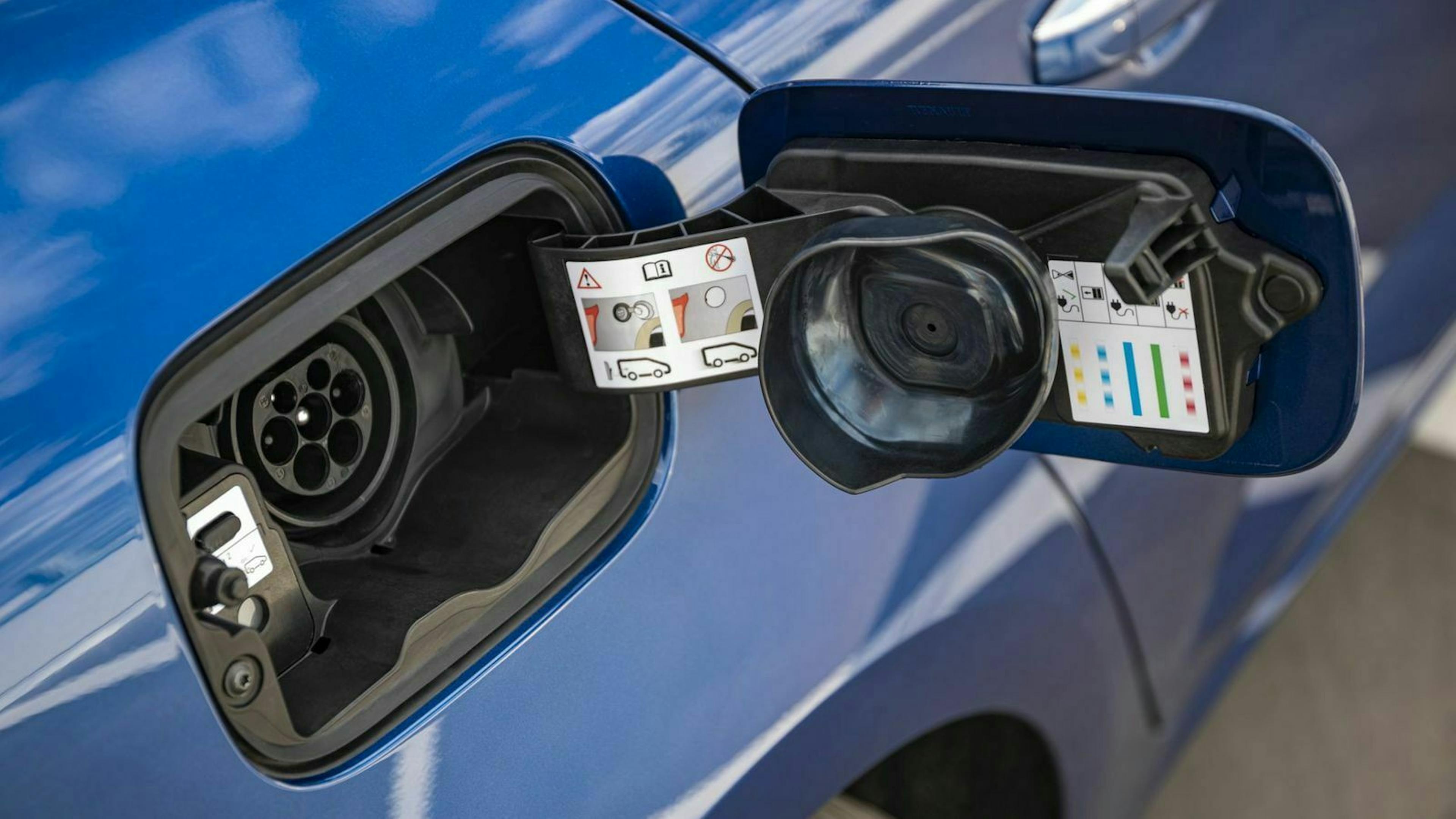 Zu sehen ist der PHEV-Anschluss des Renault Mégane Grandtour E-Tech