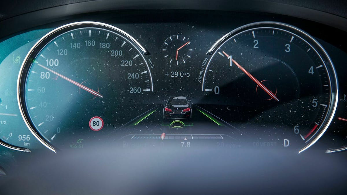 Geschwindigkeitsanzeige, Spurhalteassistent und Abstandstempomat ergeben in Kombination teilautonomes Fahren