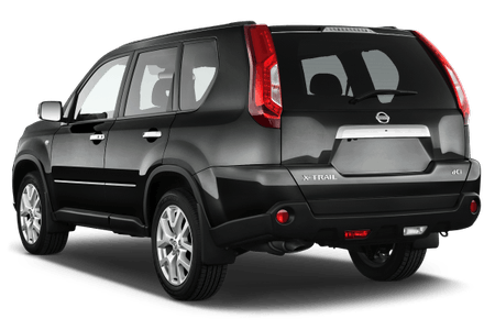 Schwarzer SUV Nissan X-Trail, Rückansicht, auf weißem Hintergrund, klare Sicht auf Heckdesign und Rücklichter.