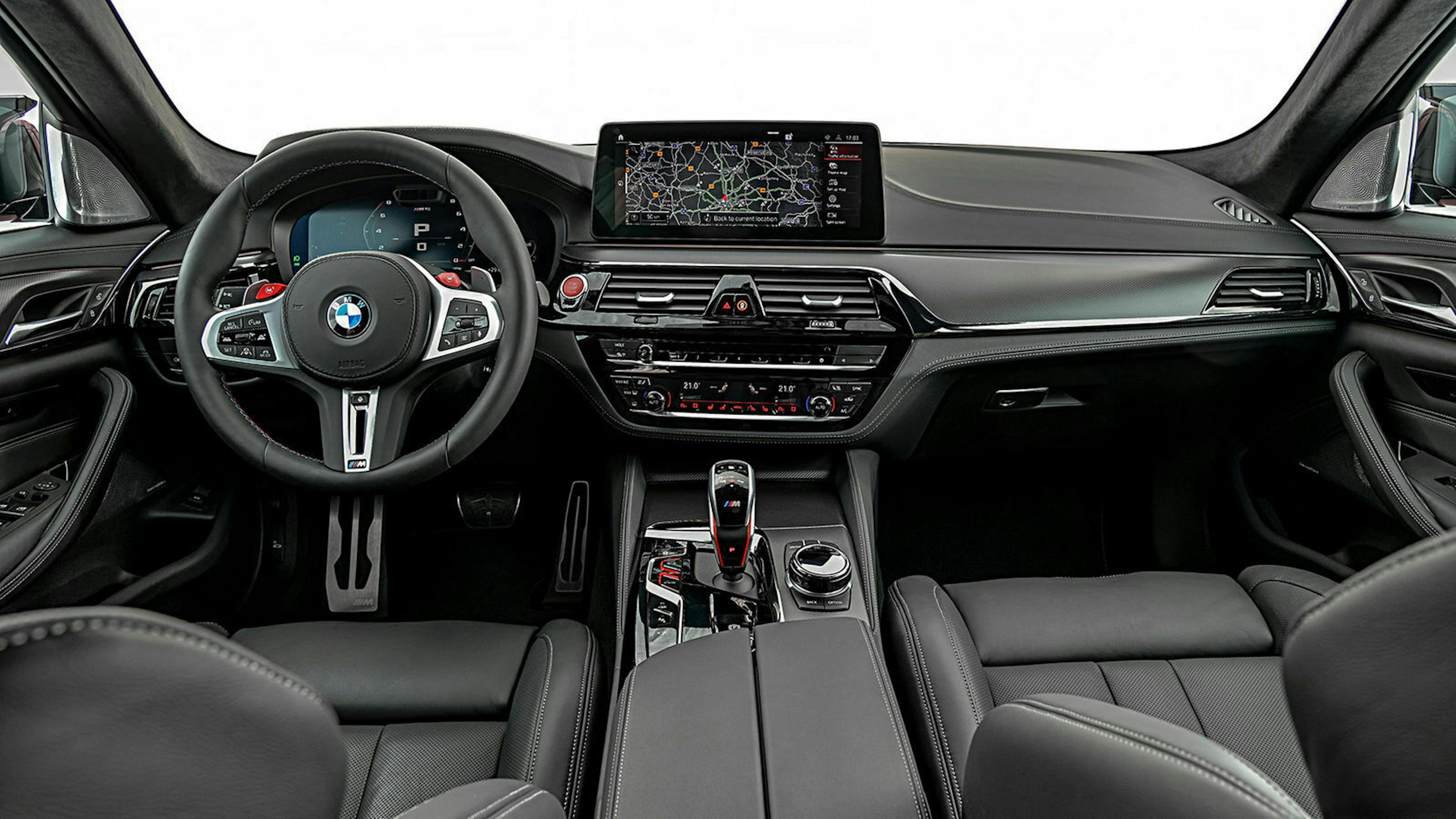 Zu sehen ist das Cokpit des neuen BMW M5 2020