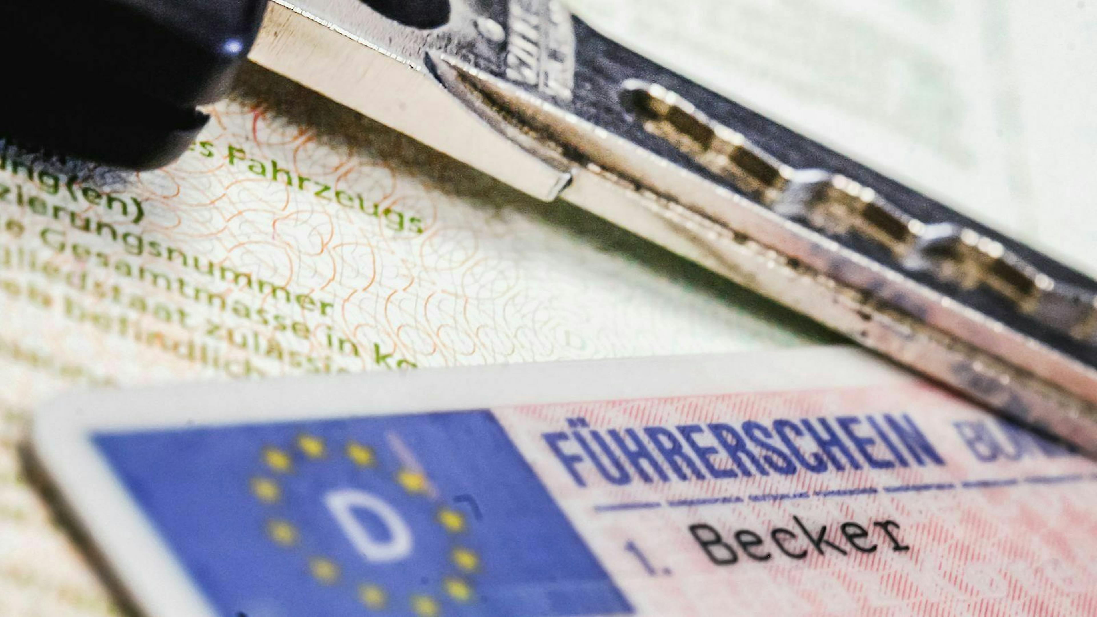 Ein EU-Führerschein ist in Nahaufnahme zu sehen.