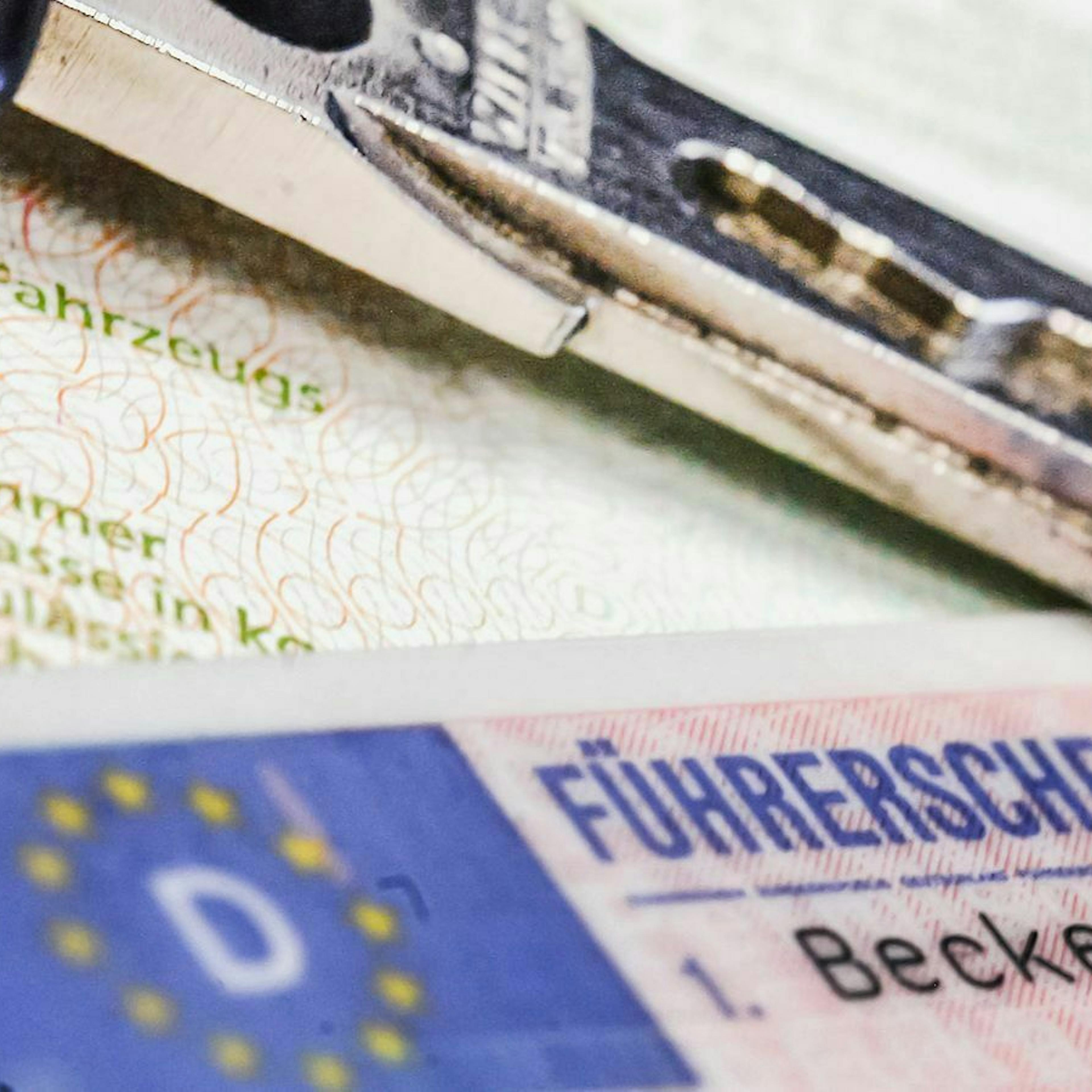 Das Bild zeigt eine Detailaufnahme eines EU-Führerscheins und eines Autoschlüssels.