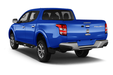 Blauer Pickup mit Doppelkabine, seitlich von hinten fotografiert, zeigt die Rückleuchten und eine offene Ladefläche.