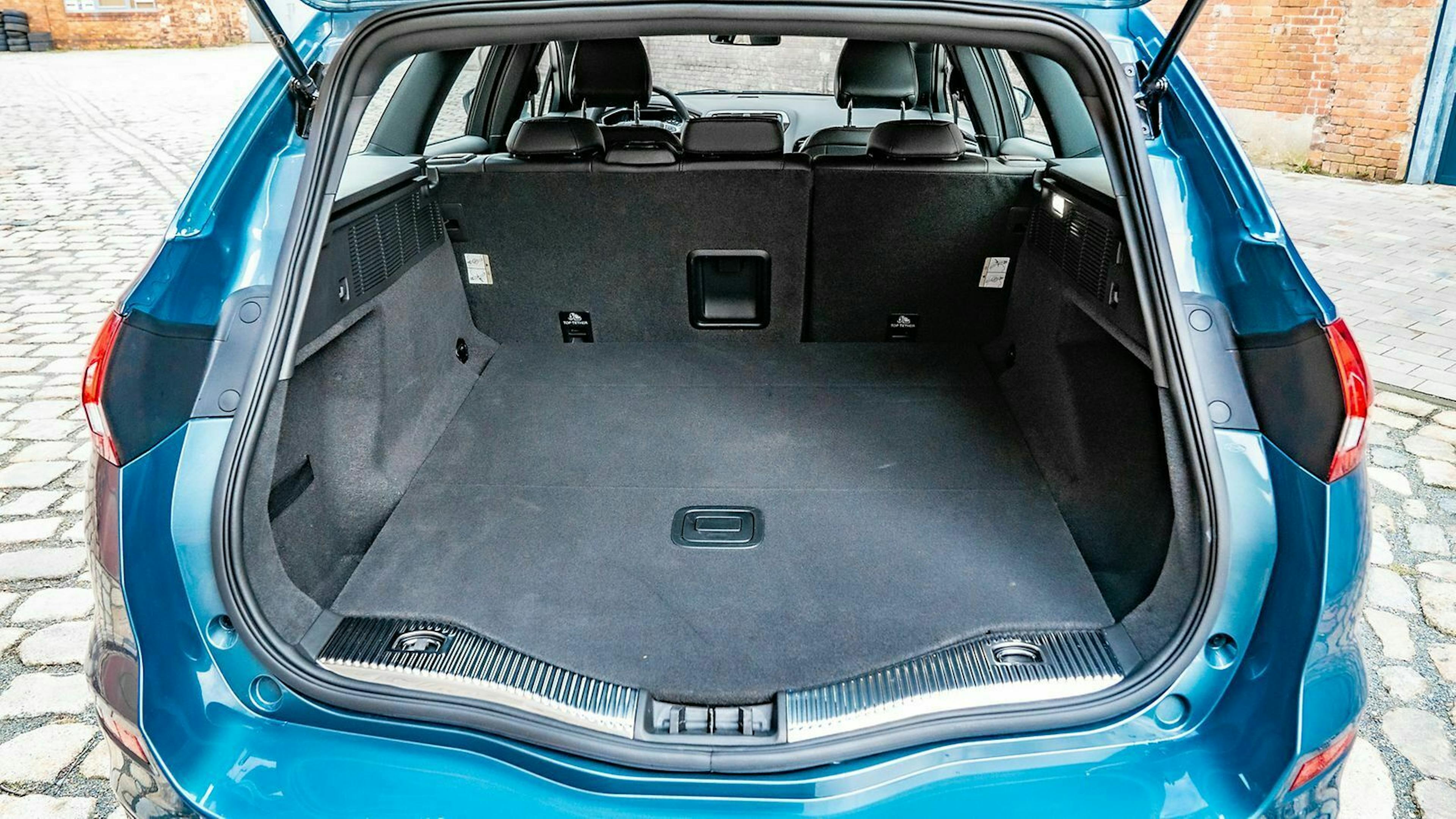 Zu sehen ist der Kofferraum des Ford Mondeo