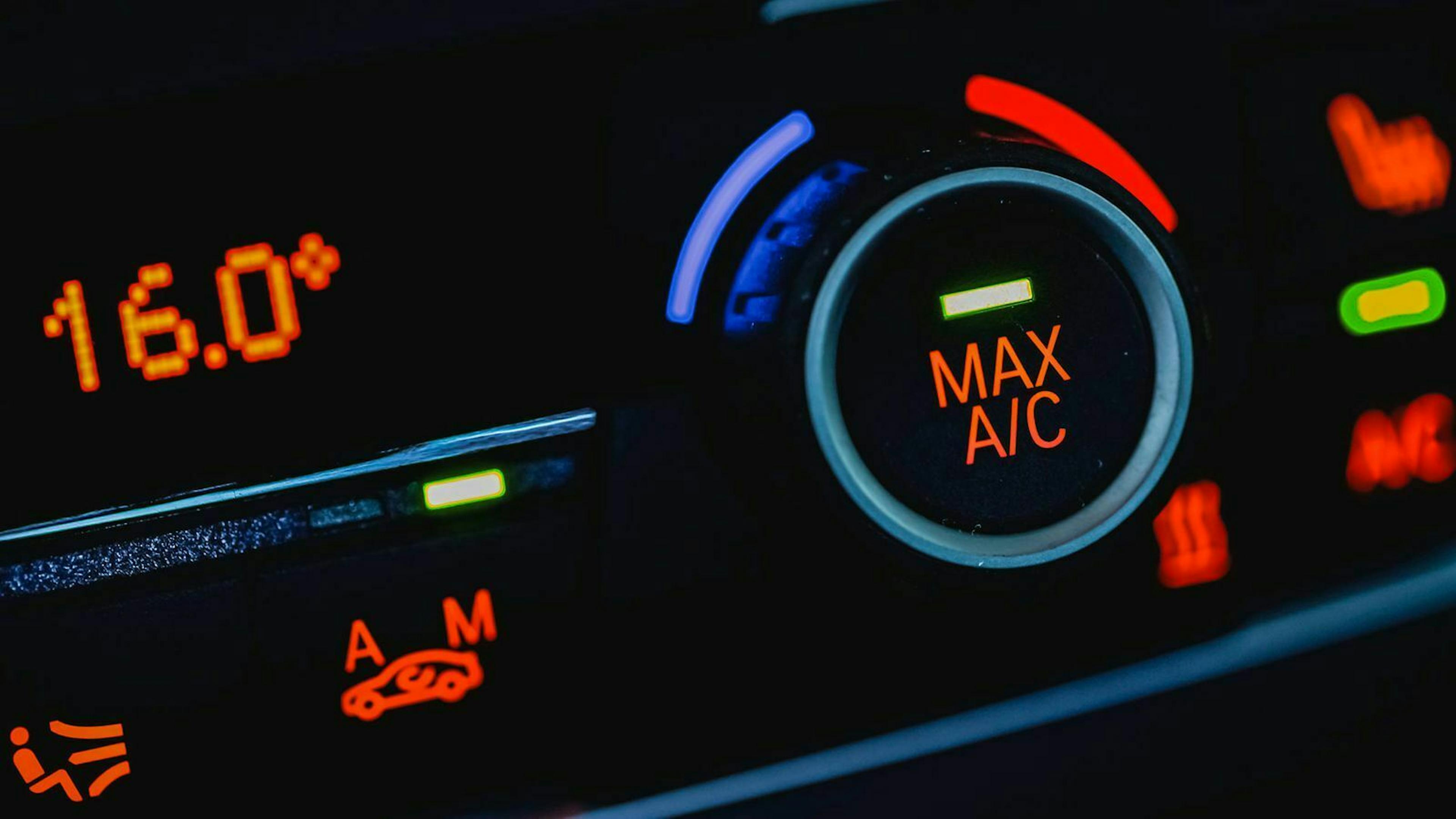 Eine Nahaufnahme zeigt die Klimaanlage eines Autos. Sie ist auf 16 Grad Celsius eingestellt.