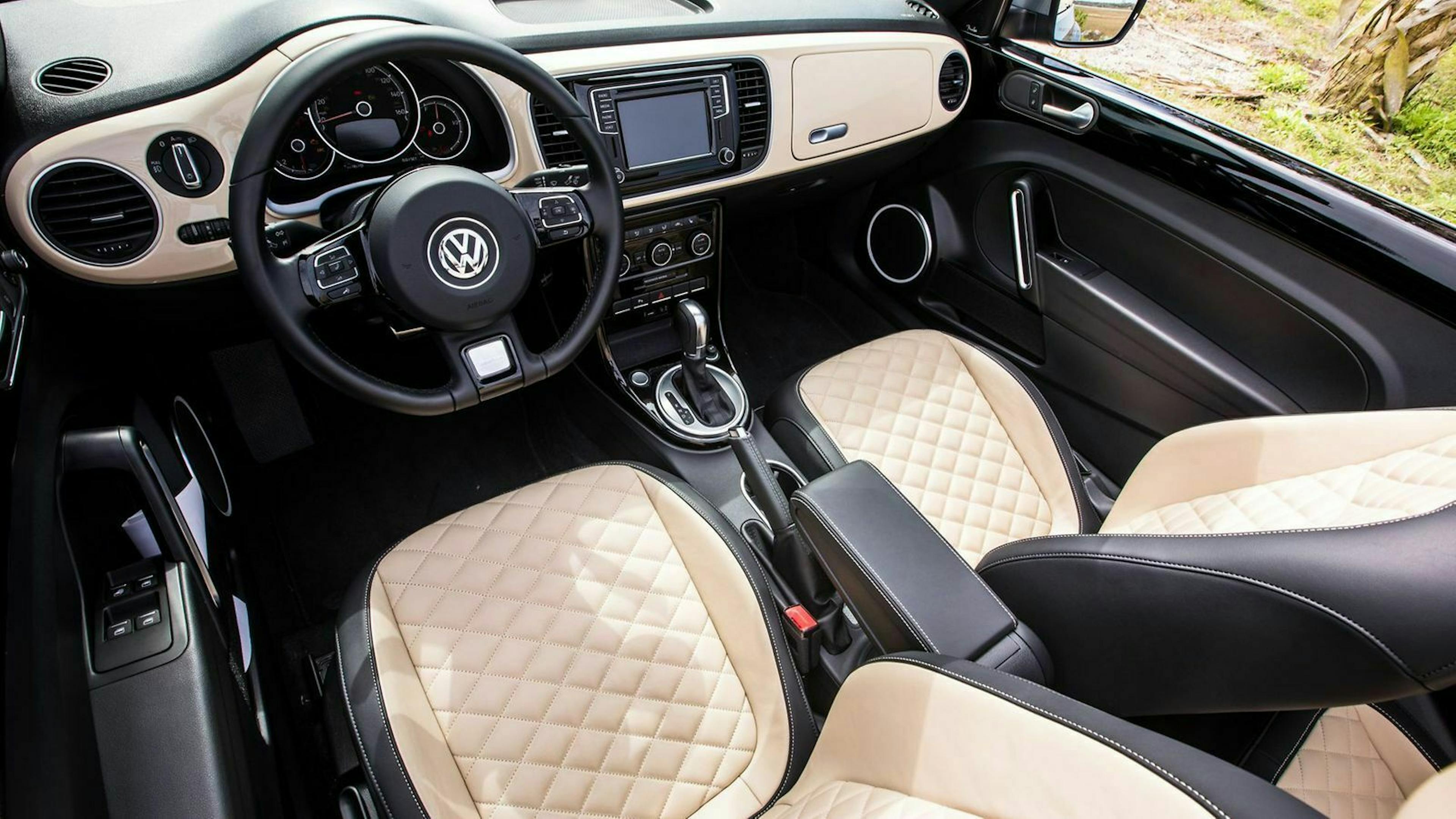 Zu sehen ist das Cokpit des VW Beetle Cabrio Final Edition
