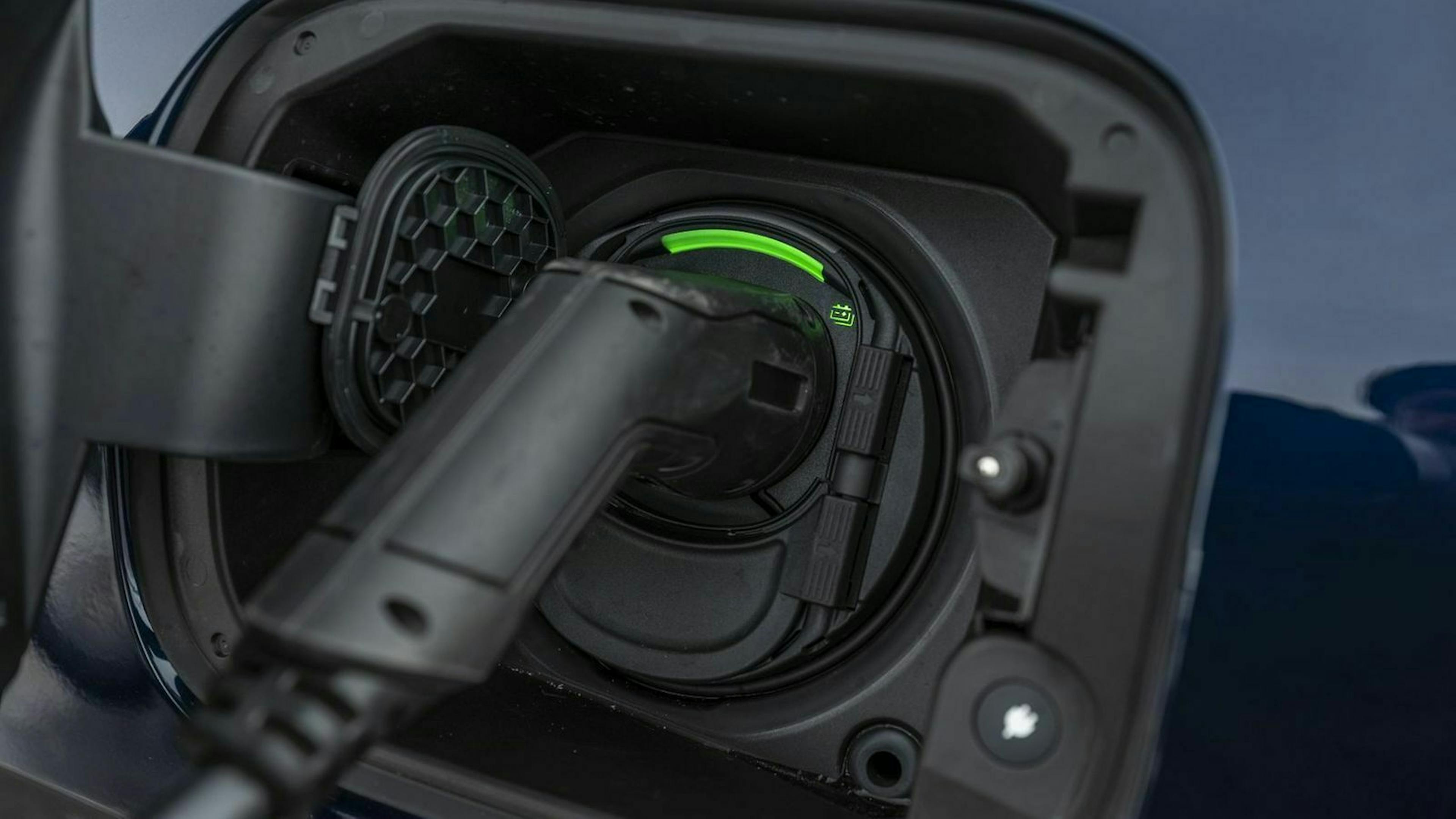 Blick auf den Stromanschluss des Mercedes GLE 350 de