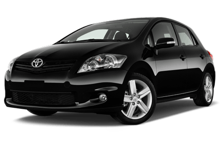 Schwarzer Toyota-Kompaktwagen, Front- und Seitenansicht, auf weißem Hintergrund.