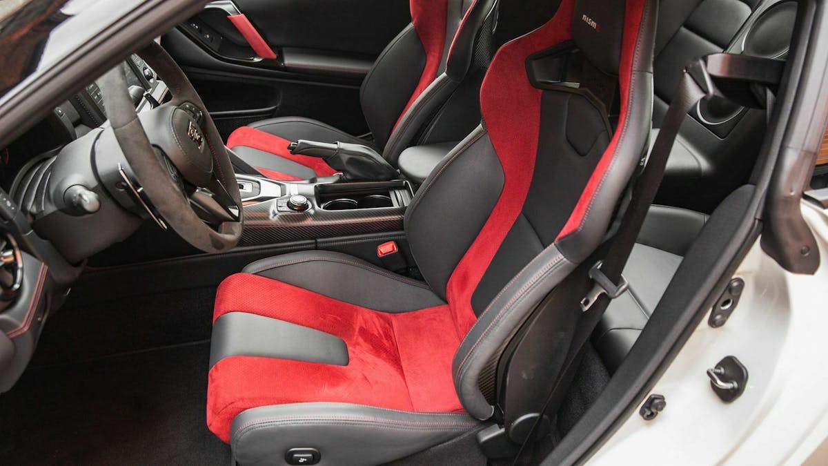 Der Nissan GT-R Nismo bietet Schalensitze mit gutem Halt, unterfüttert dafür aber die Türverkleidung