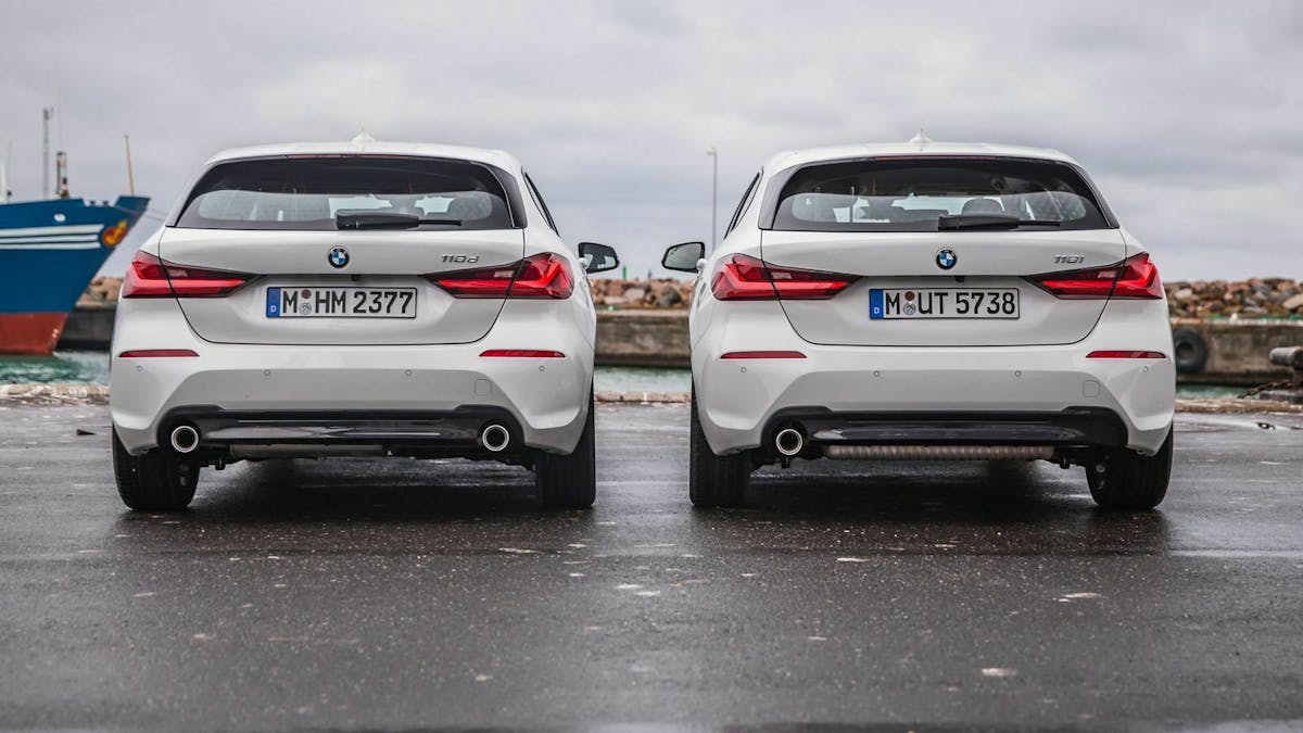 Beide BMW 1er tragen die gleiche Ziffer auf der Heckklappte: 118