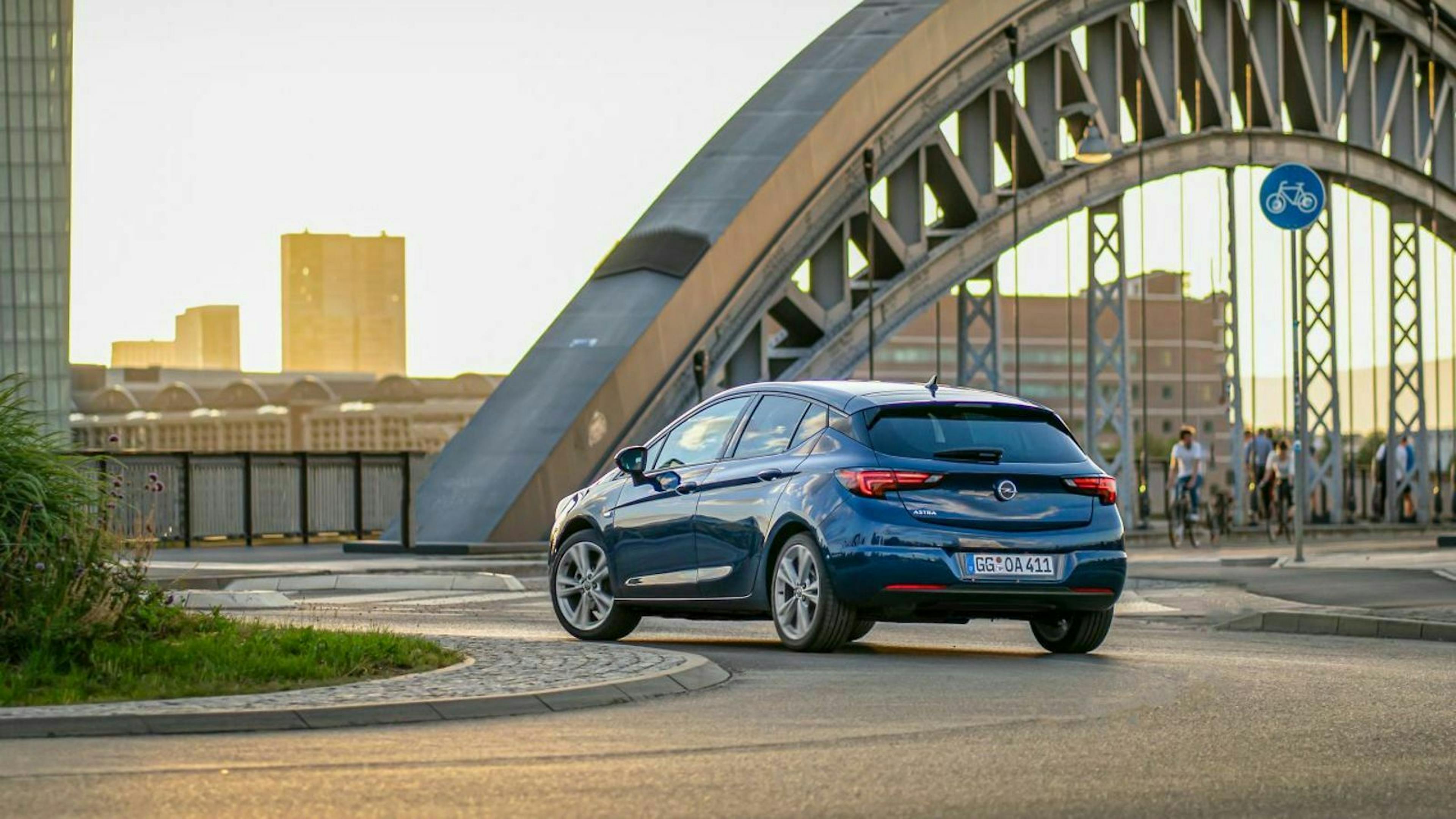 Der Kaufpreis des Opel Astra steigt mit dem Wegfall einer Einstiegsmotorisierung auf mindestens 19.990 Euro