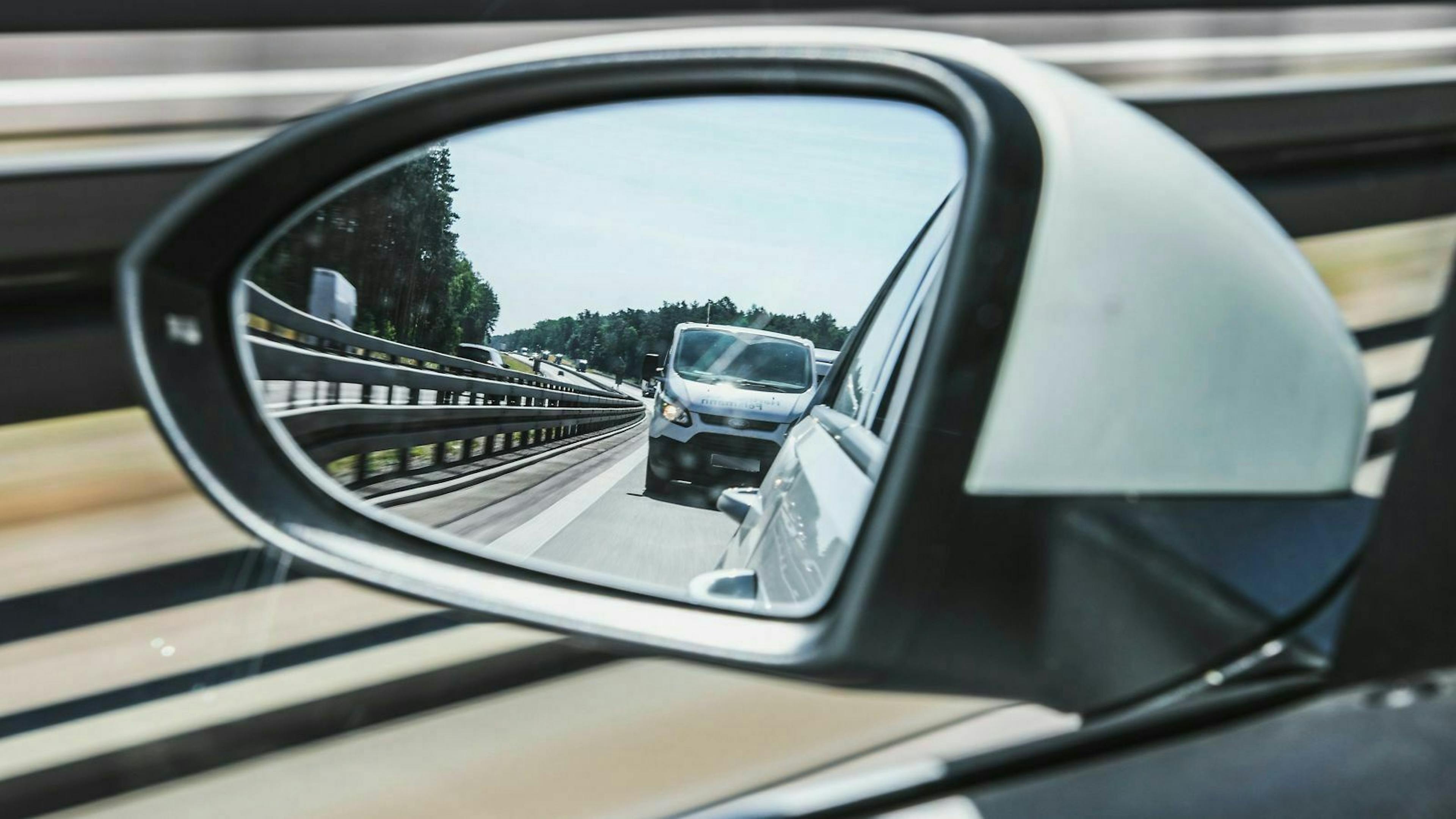 Wenn du die Spur wechseln möchte, gilt die Blickfolge Innenspiegel, Außenspiegel, Schulterblick.