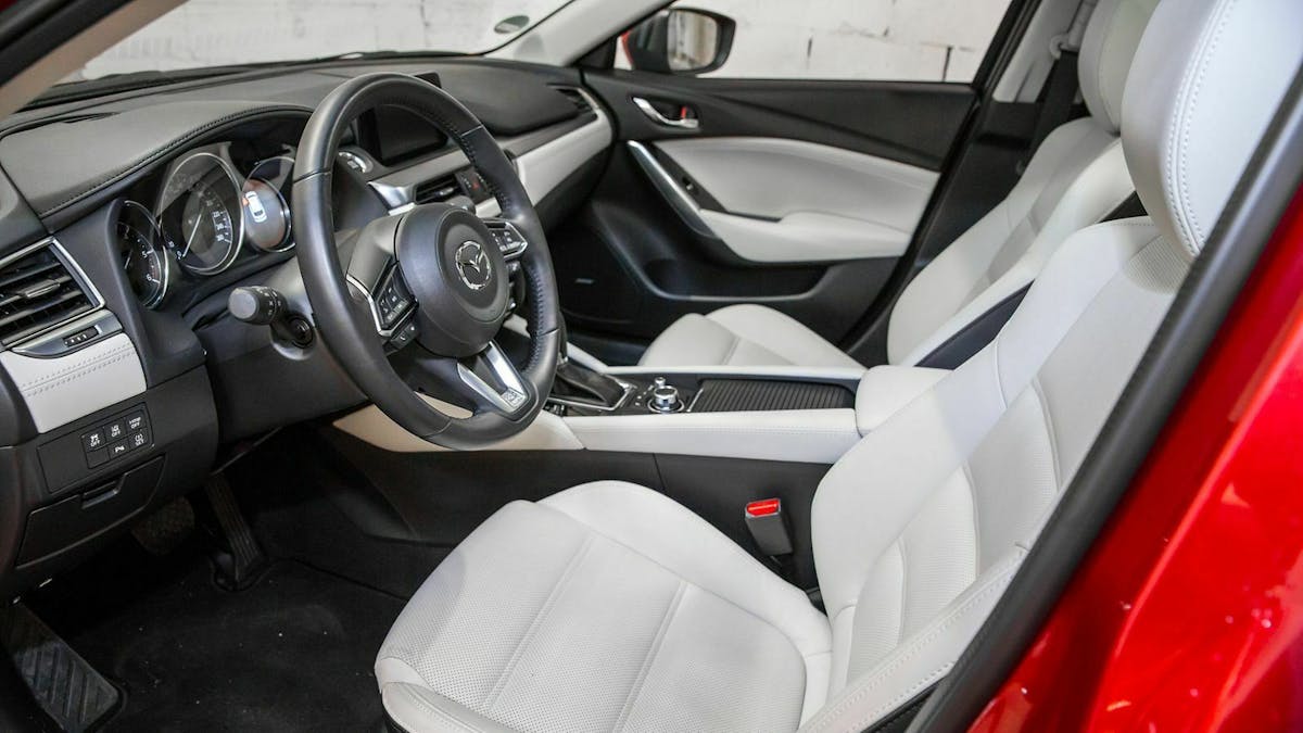 Der Mazda6 aus 2017 beheizt für die kalten Tage das Lenkrad. Allerdings auf 9 und 13 Uhr