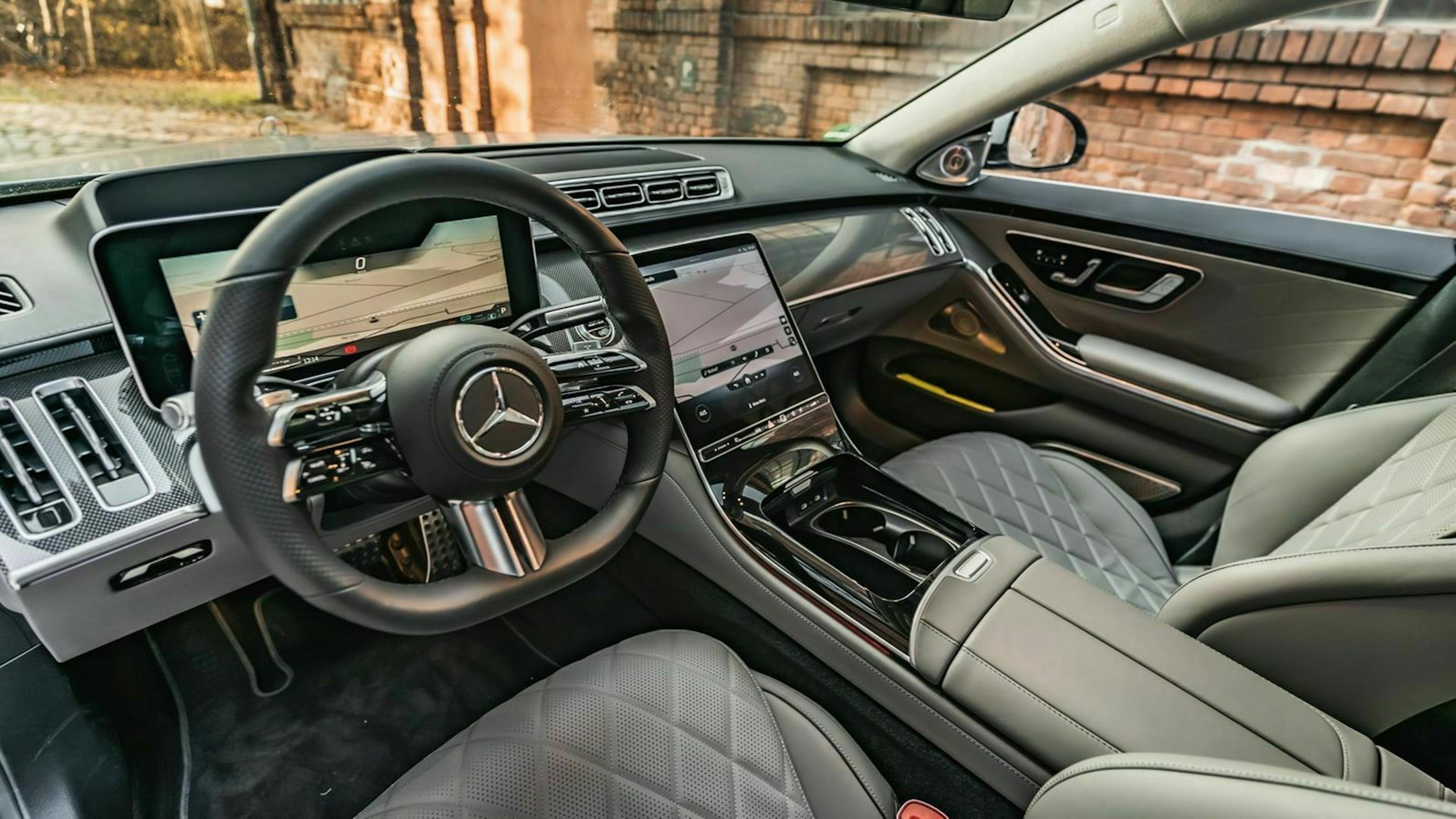 Zu sehen ist das Cockpit der Mercedes_S-Klasse 2020