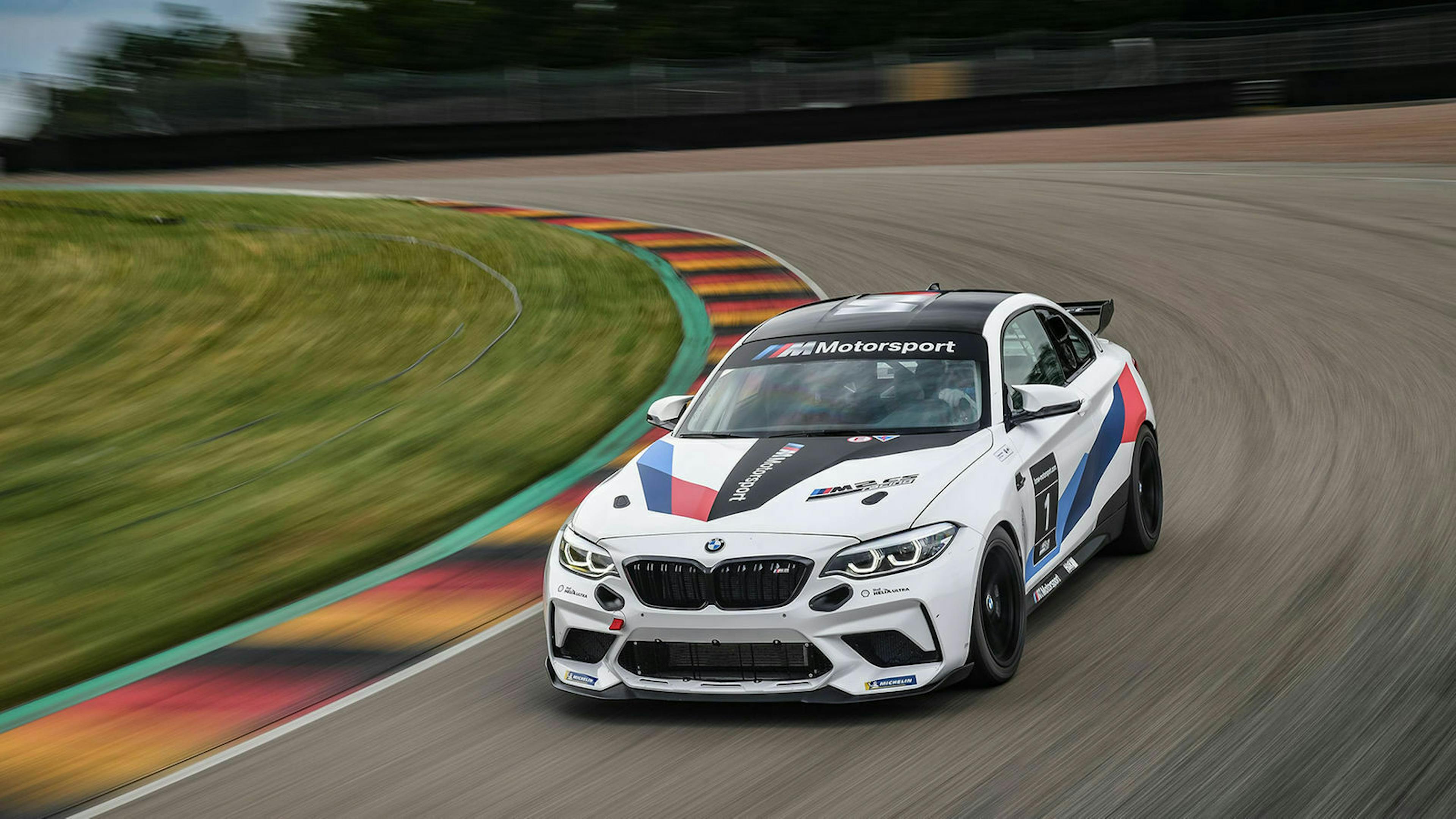 BMW M2 CS Racing auf der Rennstrecke