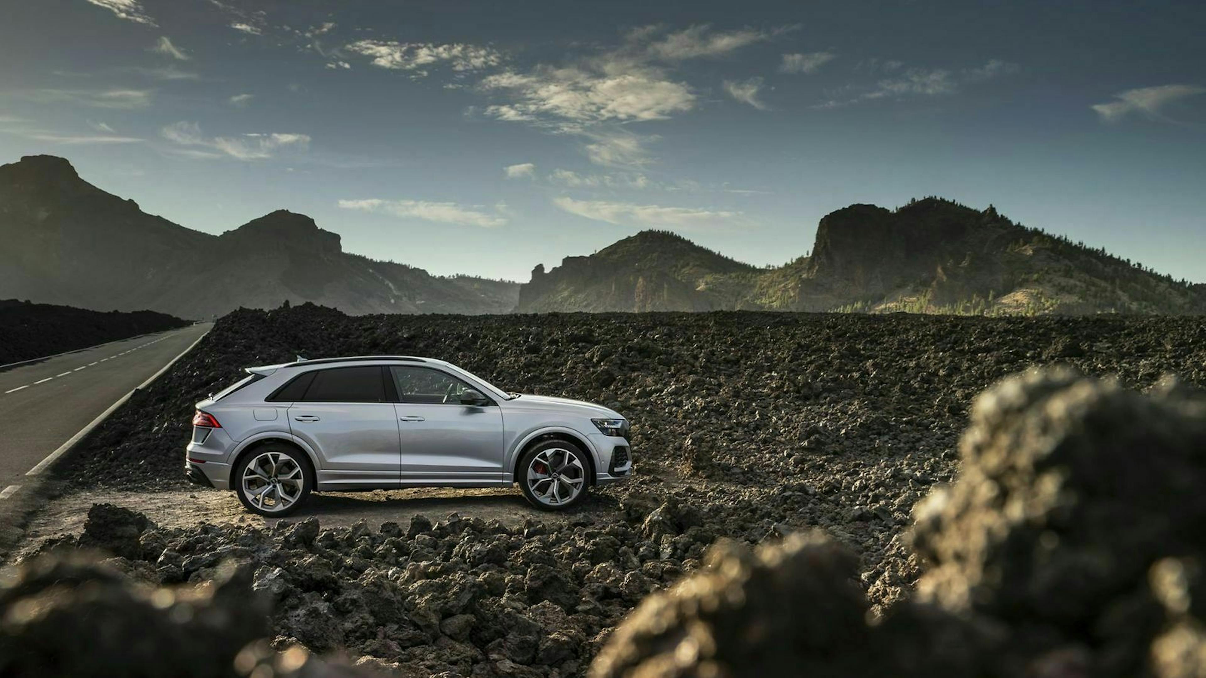 Zu sehen ist der Audi RS Q8 in seitlicher Position