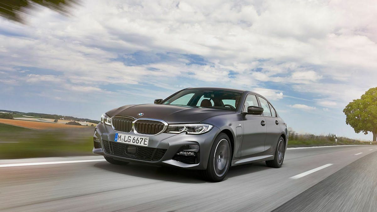 Auf der Landstraße macht der BMW 330e trotz des hohen Gewichts einen sehr sportlichen Eindruck