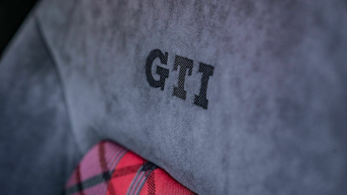 Zu sehen ist eine GTI-Stickerei auf den Sitzbezügen des VW Golf 7 GTI TCR