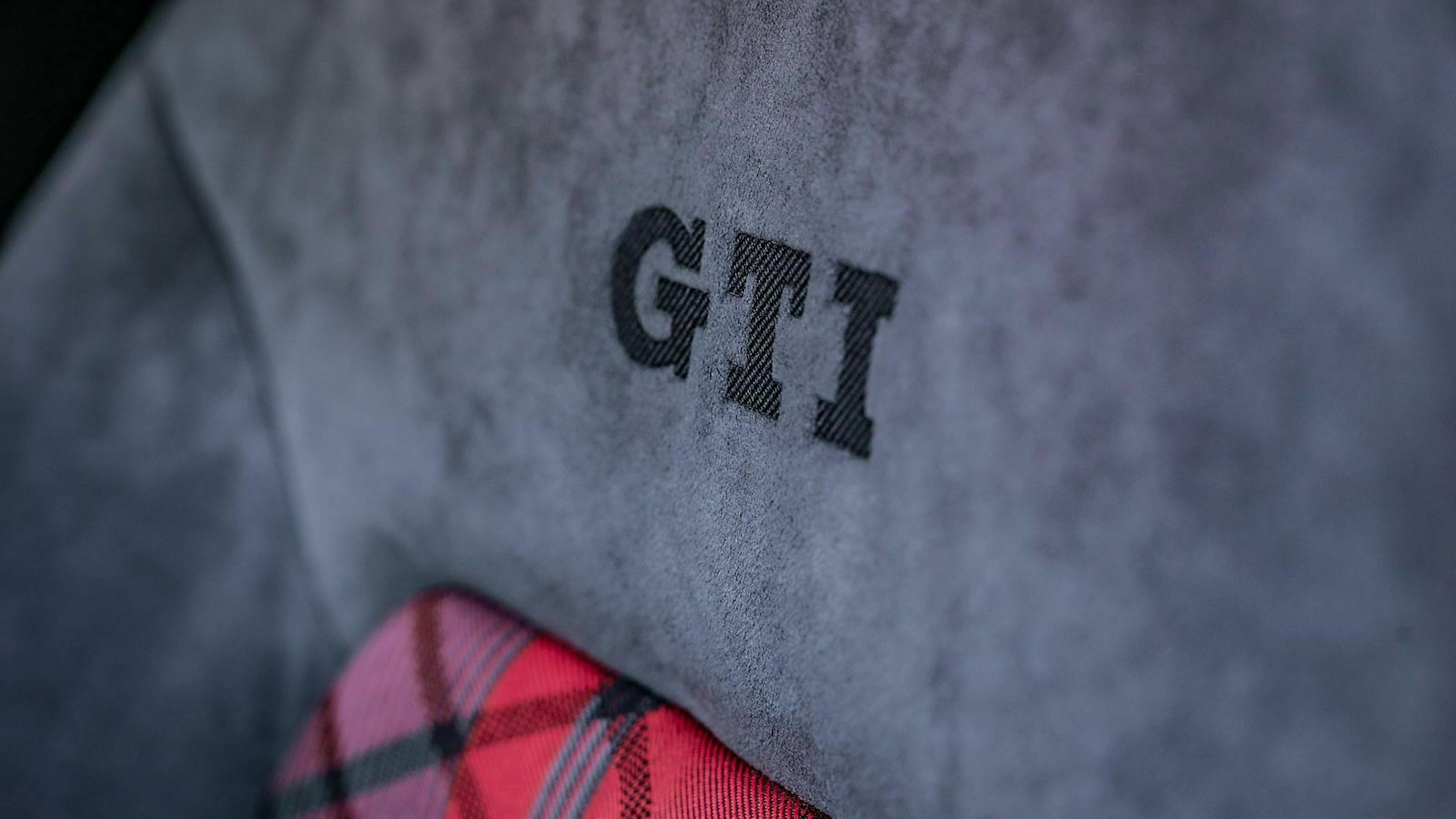 Zu sehen ist eine GTI-Stickerei auf den Sitzbezügen des VW Golf 7 GTI TCR