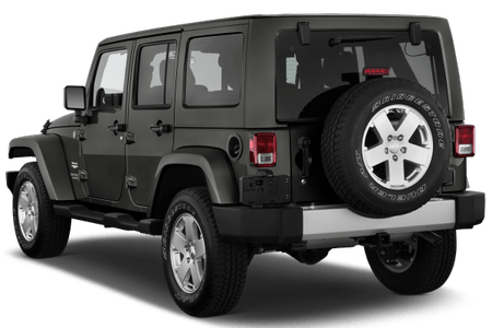 Schwarzer Geländewagen mit Reserverad am Heck, von hinten seitlich aufgenommen. Vier Türen und robuste Bauweise.