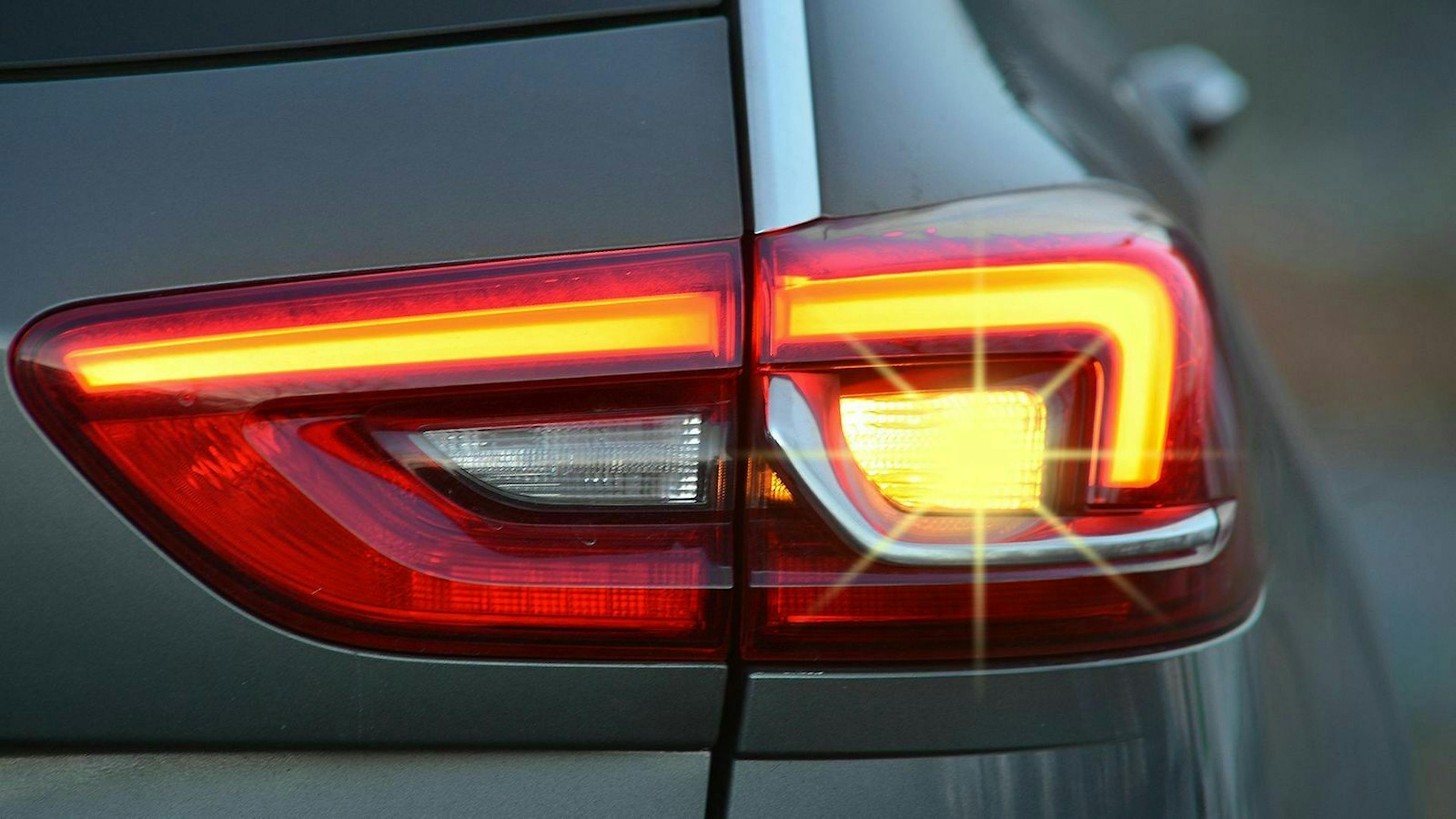 Laut einer Dekra-Untersuchung setzt etwa jeder zweite Autofahrer den Blinker falsch oder gar nicht