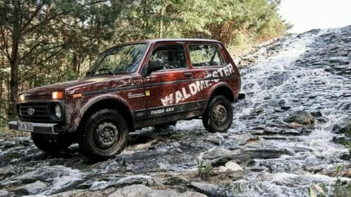 Zu sehen ist ein Lada Niva im Gelände