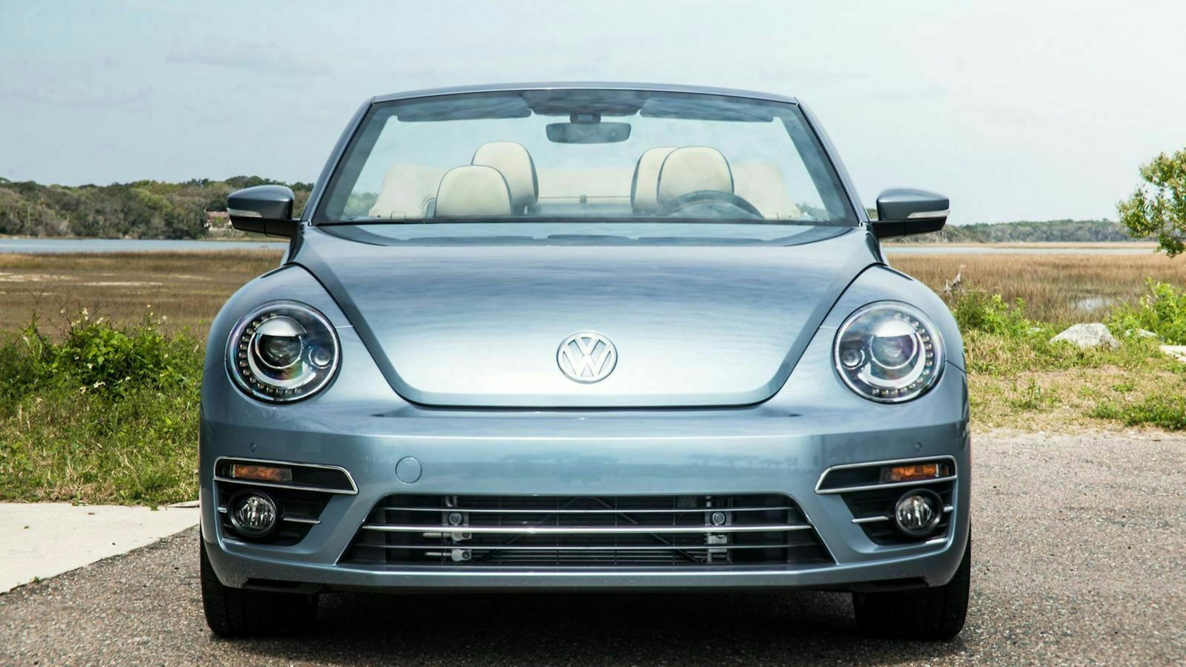 Zu sehen ist die Front des VW Beetle Cabrio Final Edition